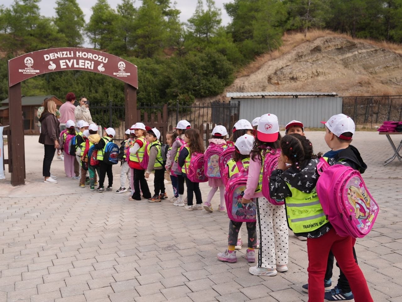 DENİZLİ BÜYÜKŞEHİR BELEDİYESİ, 4 EKİM DÜNYA HAYVANLARI KORUMA GÜNÜ DOLAYISIYLA SOKAK HAYVANLARI BARINMA VE REHABİLİTASYON MERKEZİ’NDE ANLAMLI BİR ETKİNLİĞE EV SAHİPLİĞİ YAPTI. EŞİ NİLGÜN ÇAVUŞOĞLU, PROTOKOL ÜYELERİ VE ÇOCUKLARLA BİRLİKTE TESİSİ GEZEN BAŞKAN BÜLENT NURİ ÇAVUŞOĞLU, "ŞEHRİMİZİ BERABER PAYLAŞTIĞIMIZ CAN DOSTLARIMIZA YALNIZCA BUGÜN DEĞİL, HER ZAMAN SAHİP ÇIKMAYA DEVAM EDECEĞİZ" DEDİ.