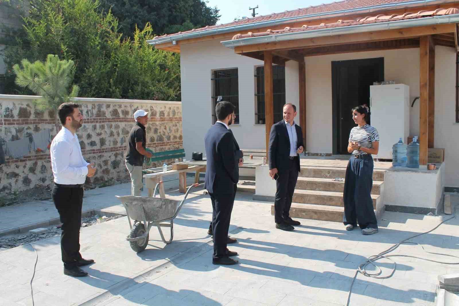 ERZİN KAYMAKAMI YUNUS EMRE AKPINAR, RESTORASYON ÇALIŞMALARI DEVAM EDEN MUSTAFALI CAMİİ’Nİ ZİYARET EDEREK İNCELEMELERDE BULUNDU.