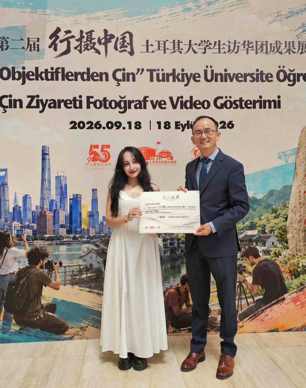 ANADOLU ÜNİVERSİTESİ ÖĞRENCİLERİ ULUSLARARASI PLATFORMLARDA ELDE ETTİKLERİ BAŞARILARLA ÜNİVERSİTENİN ADINI DUYURMAYA DEVAM EDİYOR. BU KAPSAMDA DÜZENLENEN "ÇİN’E SEYAHAT VE FOTOĞRAF" PROGRAMINDA HAZIRLADIĞI GÖRSEL ÇALIŞMAYLA ANADOLU ÜNİVERSİTESİ İLETİŞİM BİLİMLERİ FAKÜLTESİ SİNEMA VE TELEVİZYON BÖLÜMÜ ÖĞRENCİSİ ESMANUR ŞEN, BİRİNCİLİK ÖDÜLÜNE LAYIK GÖRÜLDÜ.