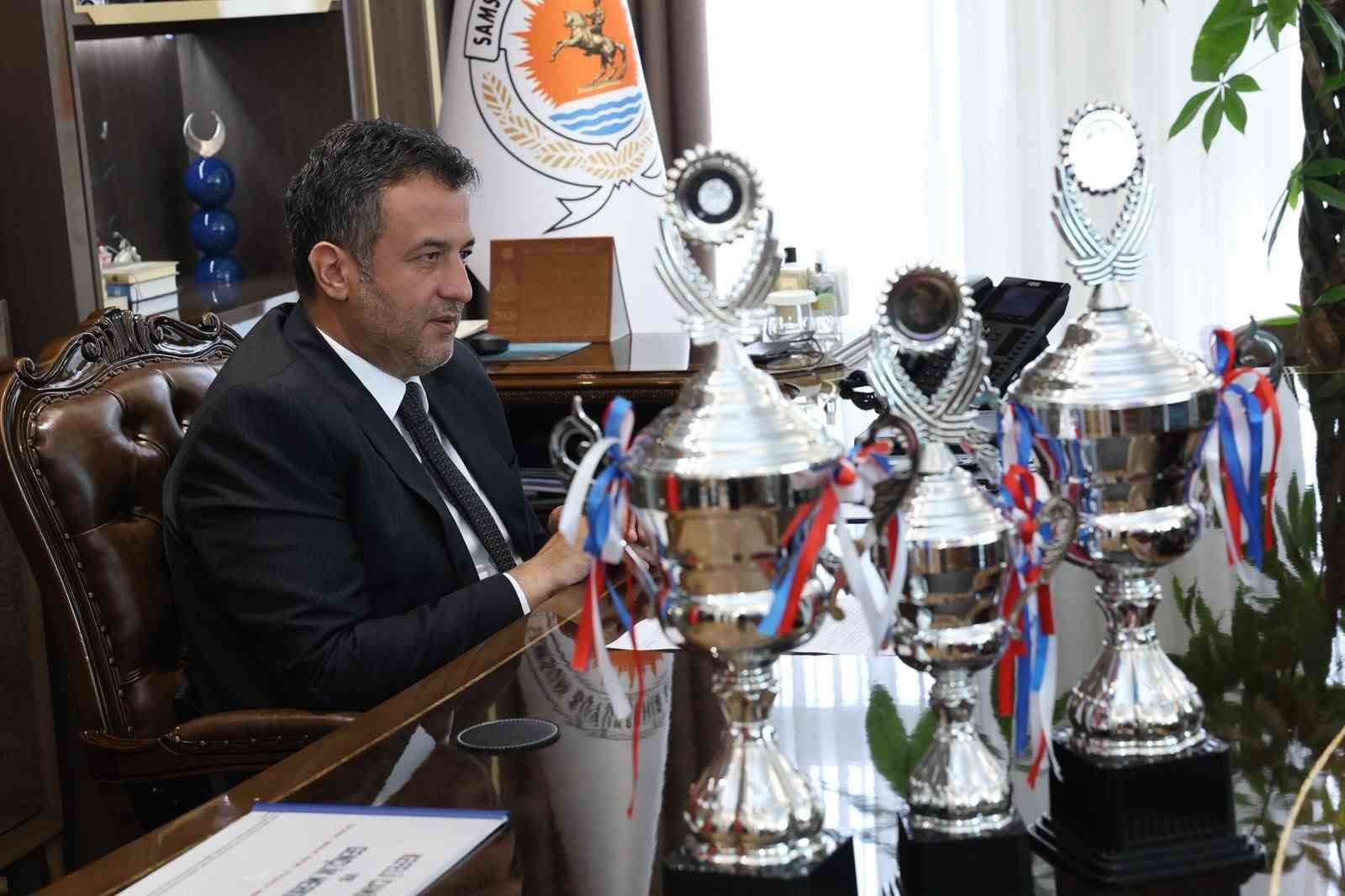 GAZİANTEP RUMKALE’DE DÜZENLENEN DRAGON BOT TÜRKİYE ŞAMPİYONASI’NDA 3 KUPA KAZANAN SAMSUN BÜYÜKŞEHİR SPOR KULÜBÜ SPORCULARI, SAMSUN BÜYÜKŞEHİR BELEDİYE BAŞKANI HALİT DOĞAN’I MAKAMINDA ZİYARET ETTİ.