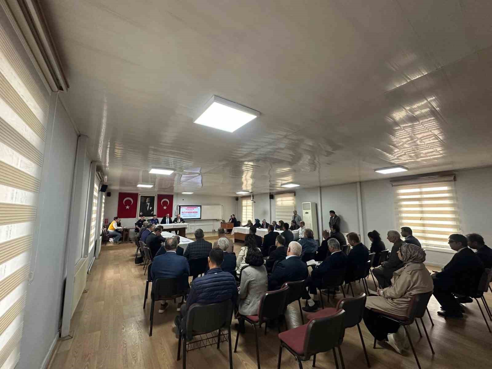SARIGÖL’DE ÖĞRENCİLERİN VE OKULLARIN GÜVENLİĞİNİN SAĞLANMASINA YÖNELİK TOPLANTI DÜZENLENDİ. KAYMAKAM HALİL DALAK BAŞKANLIĞINDAKİ TOPLANTIDA, EĞİTİM KURUMLARINDA ALINACAK GÜVENLİK TEDBİRLERİ ELE ALINARAK İLGİLİ BİRİMLERİN GEREKLİ ÇALIŞMALARI BAŞLATMASI KARARLAŞTIRILDI.