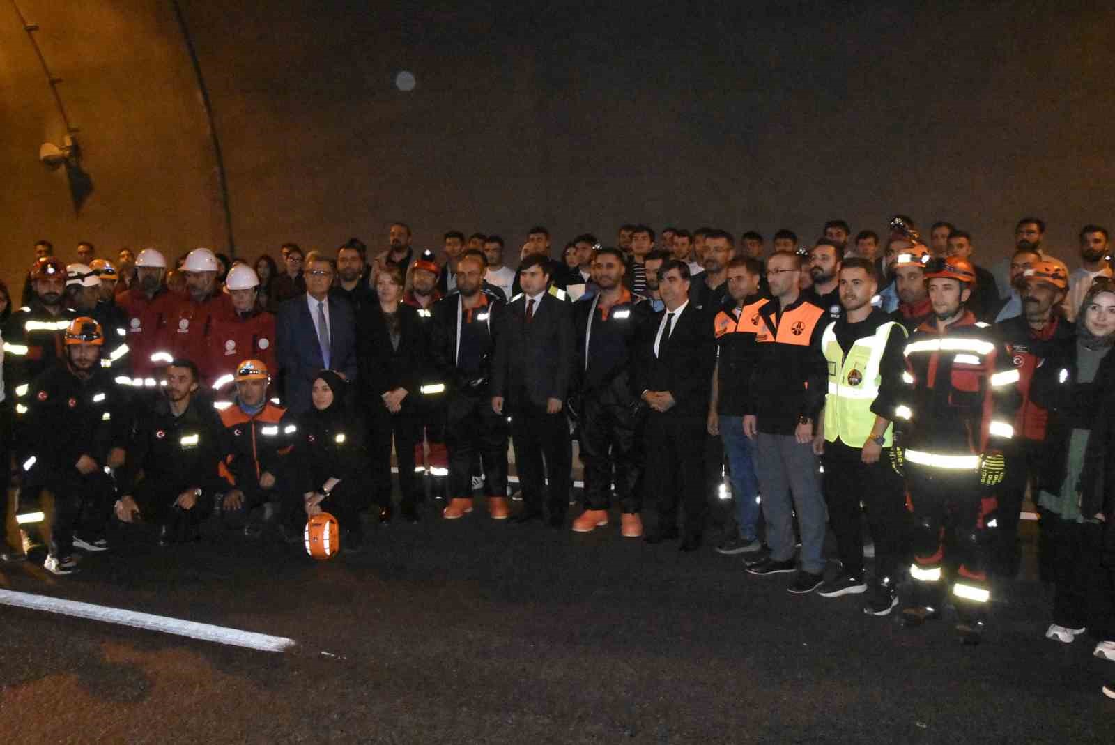 BİTLİS’TE OLASI TRAFİK KAZALARINA YÖNELİK MÜDAHALE KAPASİTESİNİN ARTIRILMASI AMACIYLA 8 AĞUSTOS TÜNELİ’NDE KAPSAMLI BİR TATBİKAT GERÇEKLEŞTİRİLDİ.
