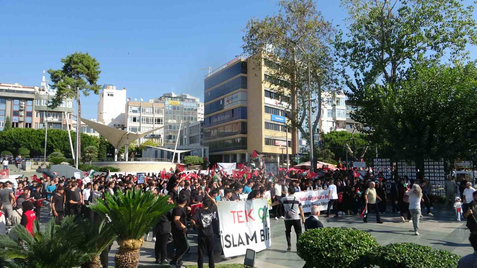 ANTALYA'DA, İSRAİL'İN GAZZE'YE YÖNELİK SALDIRILARININ ÜÇÜNCÜ YIL DÖNÜMÜNDE FİLİSTİN'E DESTEK AMACIYLA YÜRÜYÜŞ DÜZENLENDİ. 26 İMAM HATİP OKULUNDAN YAKLAŞIK 4 BİN GÖNÜLLÜ İMAM HATİP ÖĞRENCİSİ KATILDI