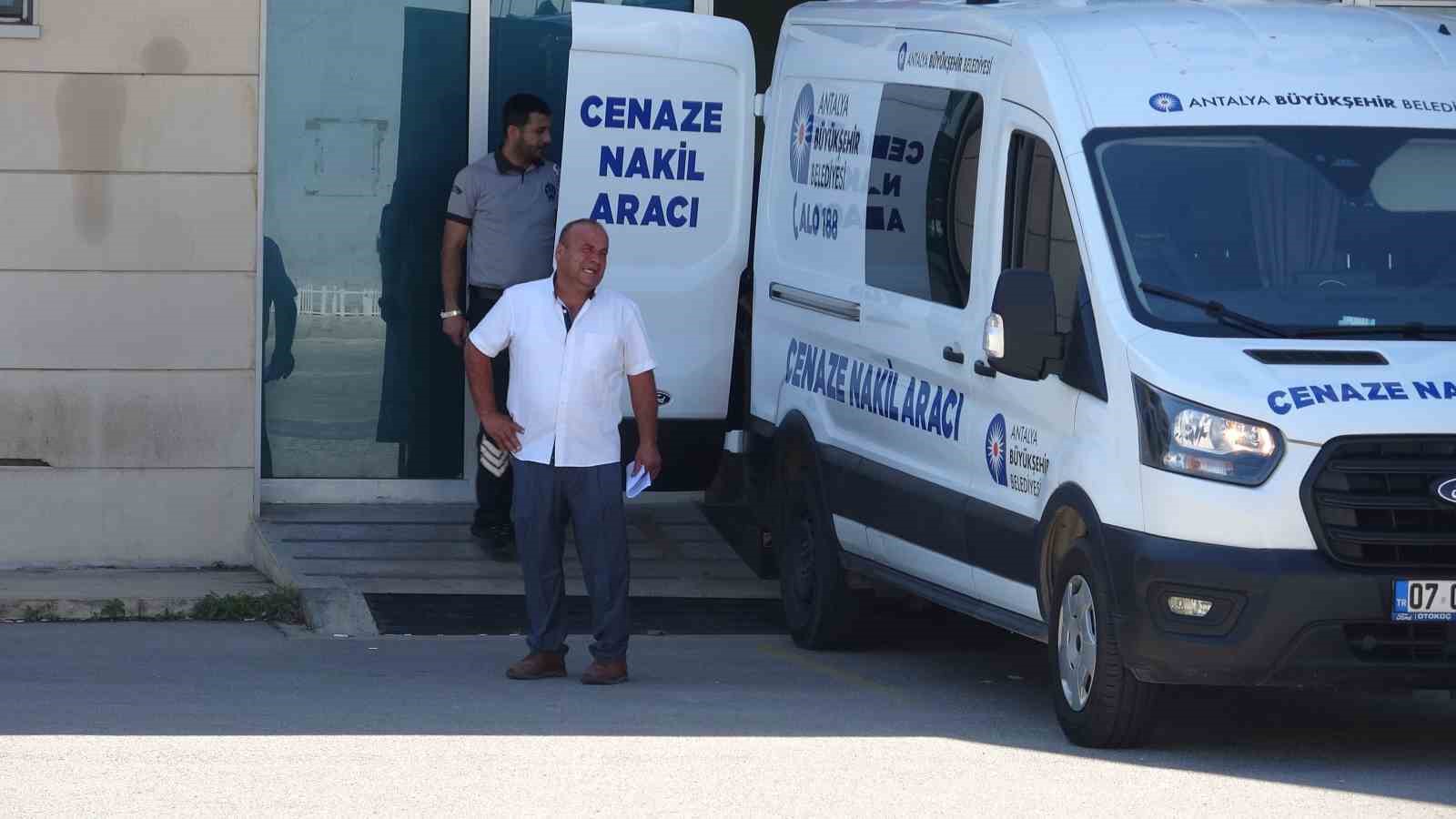 CENAZEYİ TESLİM ALAN AĞABEYİ GÖZYAŞLARINA HAKİM OLAMADI.