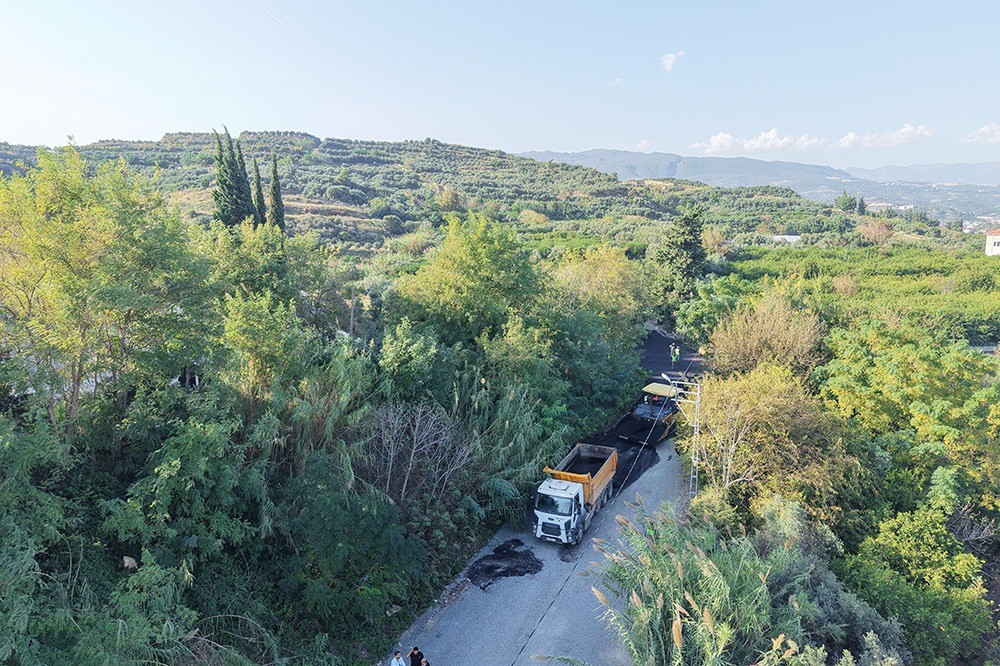 HATAY BÜYÜKŞEHİR BELEDİYESİ’NİN SAMANDAĞ İLÇESİNDE YÜRÜTTÜĞÜ ÇALIŞMALARLA BİRLİKTE KUŞALANI MAHALLESİ’NDE BULUNAN OKULLAR BÖLGESİNDE 20 YILLIK KRONİK SORUNA ALT YAPI VE ASFALTLANAN YOLLA BİRLİKTE KALICI OLARAK ÇÖZÜM BULDU.
