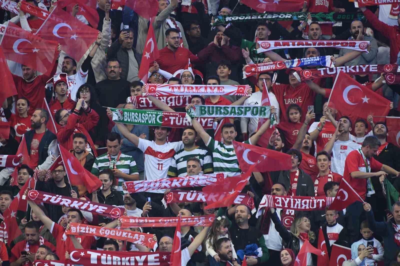 A MİLLİ FUTBOL TAKIMI, UEFA ULUSLAR A LİGİ 1. GRUP İLK MAÇINDA FRANSA İLE KOCAELİ'DE KARŞILAŞIYOR. MÜCADELENİN 15 DAKİKASI GOLSÜZ EŞİTLİKLE GEÇİLDİ.