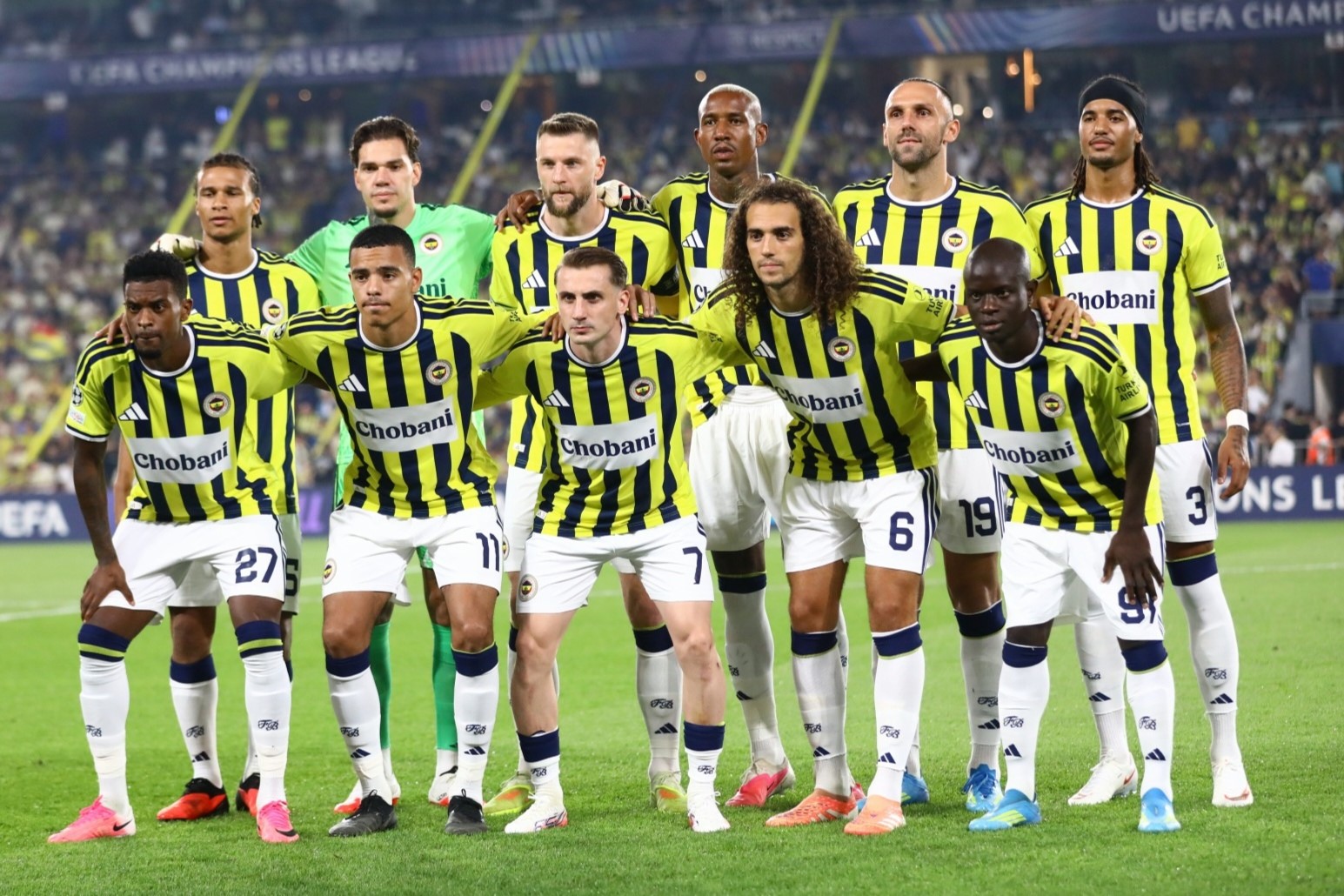 FENERBAHÇE TEKNİK DİREKTÖRÜ İSMAİL KARTAL, SÜPER LİG'DE SON OYNADIKLARI GENÇLERBİRLİĞİ MAÇI 11'İNE GÖRE LYON MÜSABAKASINA 6 DEĞİŞİKLİK İLE ÇIKTI.