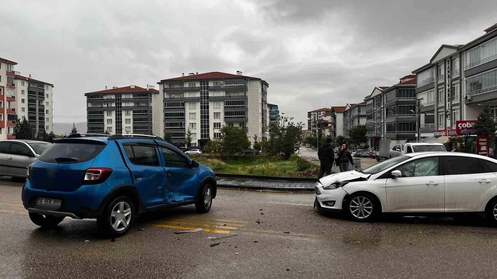 ANKARA’NIN BEYPAZARI İLÇESİNDE KONTROLSÜZ KAVŞAKTA İKİ OTOMOBİL ÇARPIŞTI.