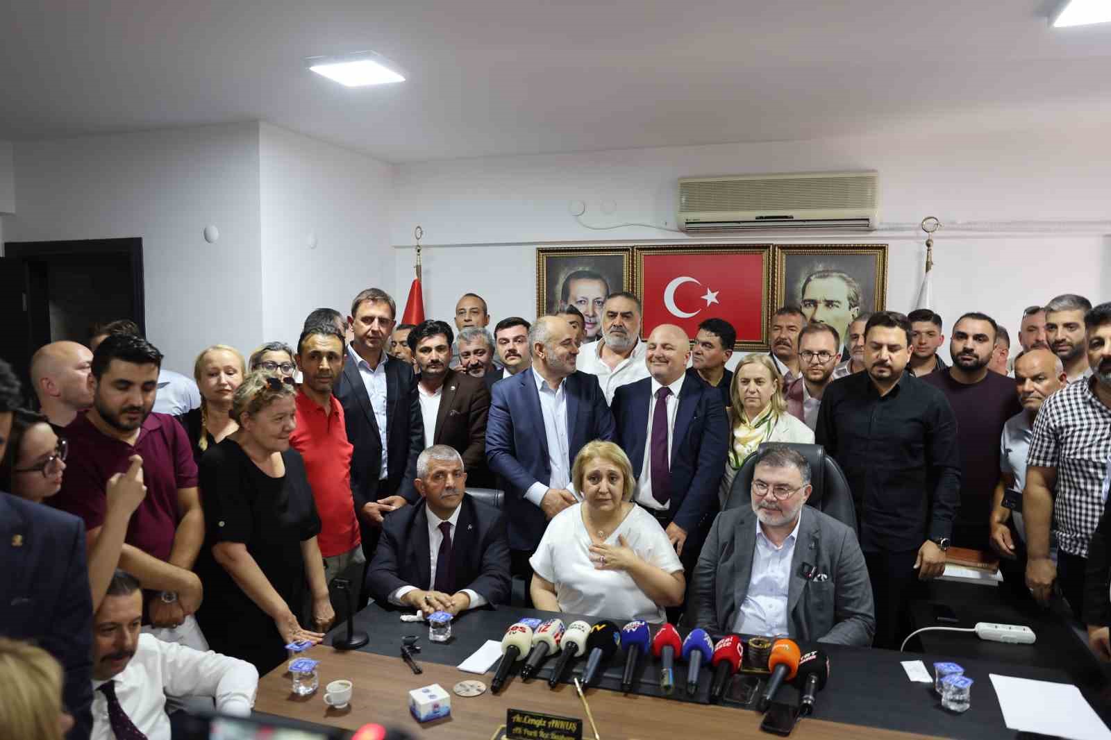 TUTUKLANAN MENDERES BELEDİYE BAŞKANI İLKAY ÇİÇEK’İN İÇİŞLERİ BAKANLIĞI TARAFINDAN GÖREVDEN UZAKLAŞTIRILMASININ ARDINDAN GERÇEKLEŞTİRİLEN BAŞKAN VEKİLLİĞİ SEÇİMLERİNİ CUMHUR İTTİFAKI ADAYI ASUMAN ŞEN KAZANDI.