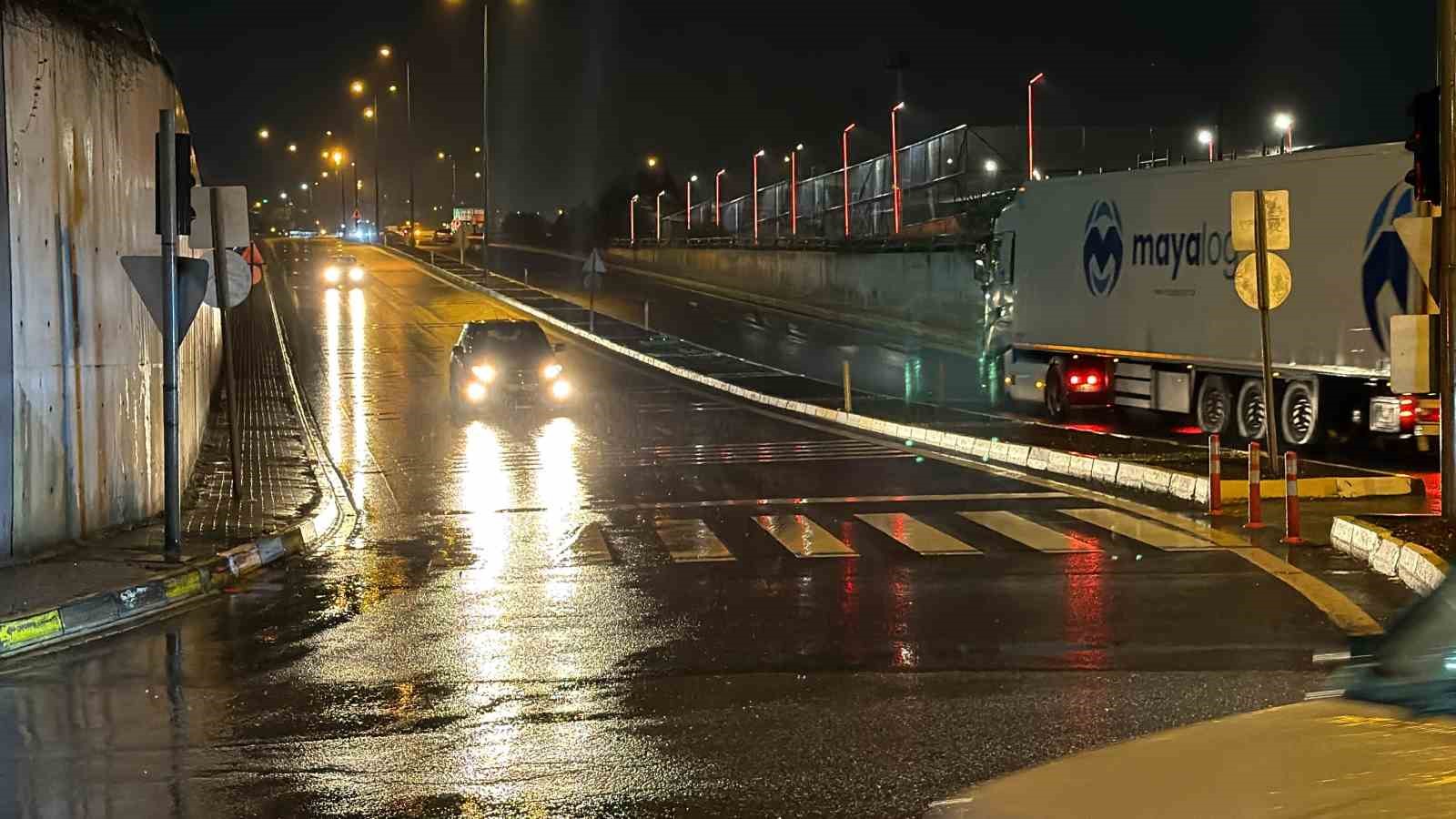 BOLU’DA SABAH SAATLERİNDE BAŞLAYAN SAĞANAK YAĞIŞ, GECE SAATLERİNDE ETKİSİNİ ARTIRDI. ŞİDDETLİ YAĞIŞIN ARDINDAN BAZI NOKTALARDA SU TAŞKINLARI YAŞANIRKEN, BAZI EVLERİ SU BASTI.