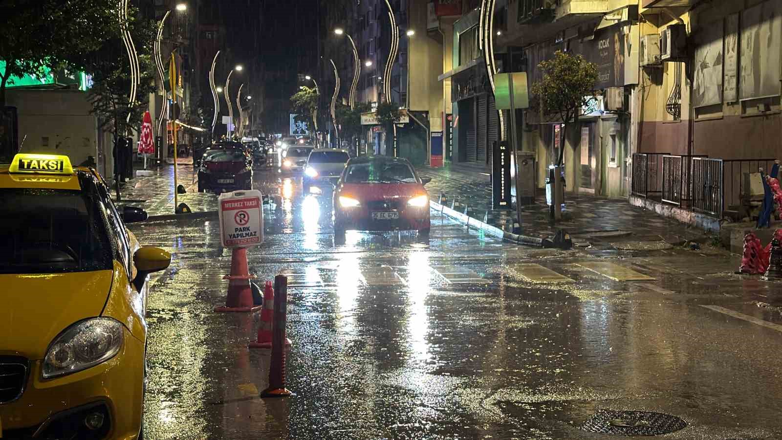 BOLU’DA SABAH SAATLERİNDE BAŞLAYAN SAĞANAK YAĞIŞ, GECE SAATLERİNDE ETKİSİNİ ARTIRDI. ŞİDDETLİ YAĞIŞIN ARDINDAN BAZI NOKTALARDA SU TAŞKINLARI YAŞANIRKEN, BAZI EVLERİ SU BASTI.