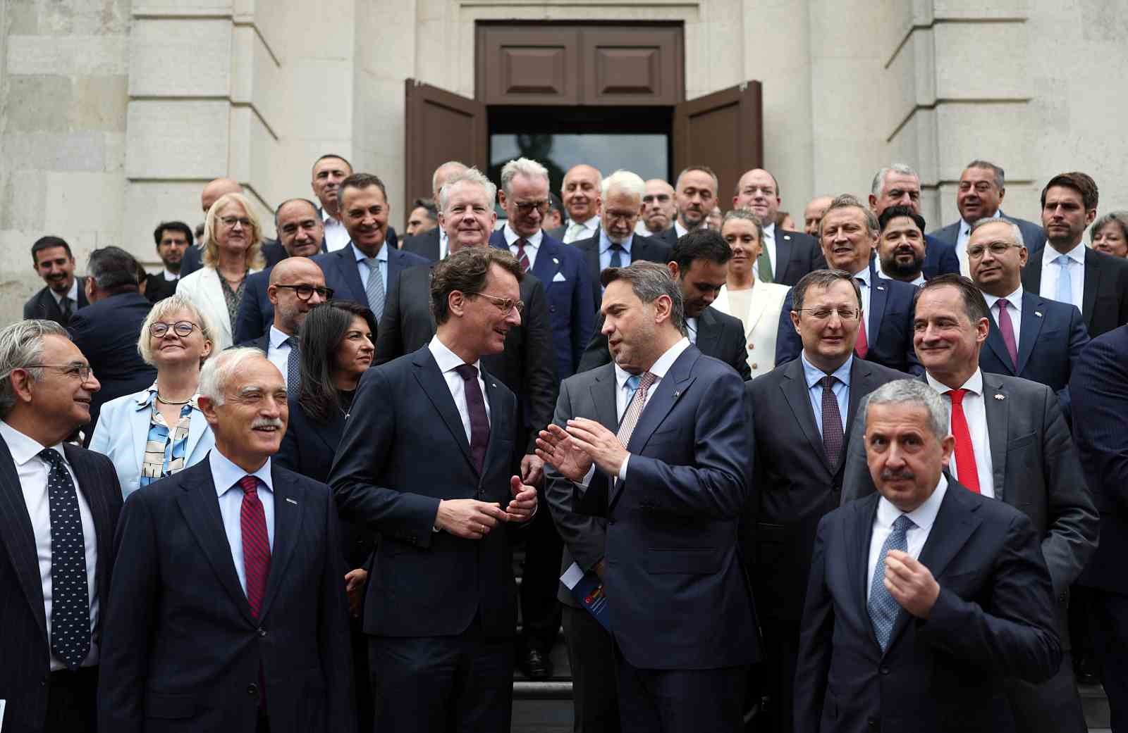 ENERJİ VE TABİİ KAYNAKLAR BAKANI ALPARSLAN BAYRAKTAR,TÜRKİYE İLE ALMANYA’NIN KUZEY REN-VESTFALYA EYALETİ ARASINDA DÜZENLENEN İŞ FORUMUNA KATILDI.