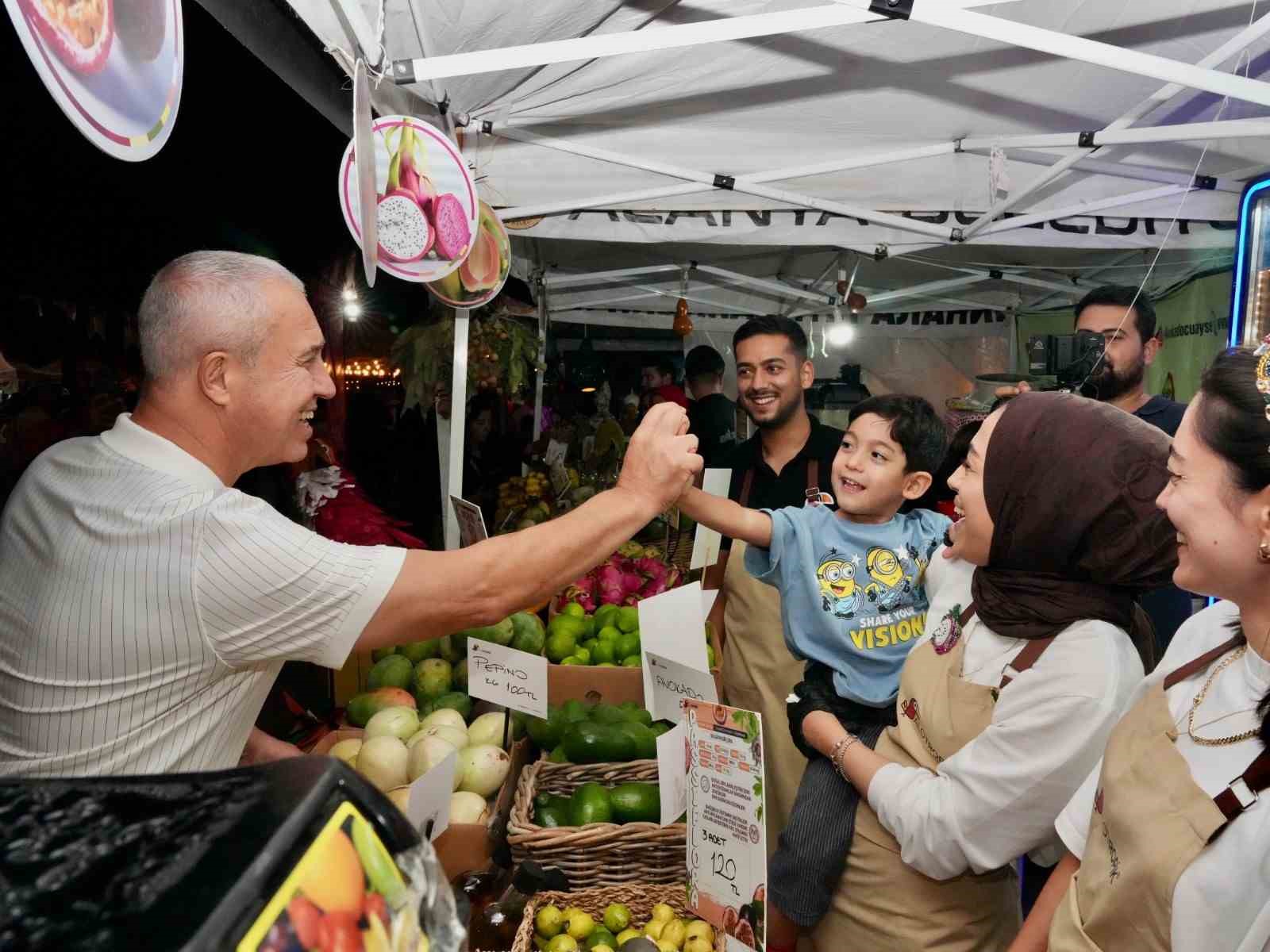 KARAYİPLER’DEN ALANYA’YA UZANAN ULUSLARARASI ALANYA TROPİKAL MEYVE FESTİVALİ, ULUSLARARASI KONUKLARI, ÜNLÜ ŞEFLERİ, YEREL ÜRETİCİLERİ, KÜLTÜR VE SANAT ETKİNLİKLERİYLE KENTİN TARIMSAL ZENGİNLİĞİNİ GASTRONOMİ VE TURİZMLE BULUŞTURDU. ALANYA’NIN TROPİKAL MEYVELERİ, YEREL LEZZETLERİ VE KÜLTÜREL DEĞERLERİ ULUSLARARASI BİR PLATFORMDA TANITILDI.