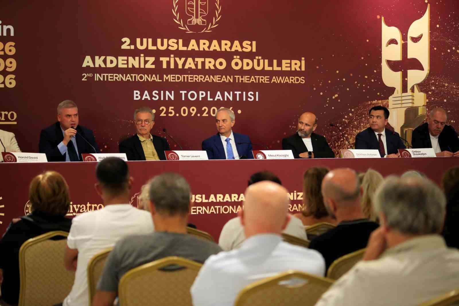 2. ULUSLARARASI TİYATRO ÖDÜLLERİ ÖNCESİ DÜZENLENEN TOPLANTIDA KONUŞAN KEPEZ BELEDİYE BAŞKANI MESUT KOCAGÖZ, KEPEZ’İ SANATIN ÜRETİLDİĞİ VE PAYLAŞILDIĞI GÜÇLÜ BİR KÜLTÜR MERKEZİ HALİNE GETİRMEK İSTEDİKLERİNİ SÖYLEYEREK, “AMACIMIZ TİYATROYU YARIŞTIRMAK DEĞİL, EMEĞİ GÖRÜNÜR KILMAKTIR” DEDİ.