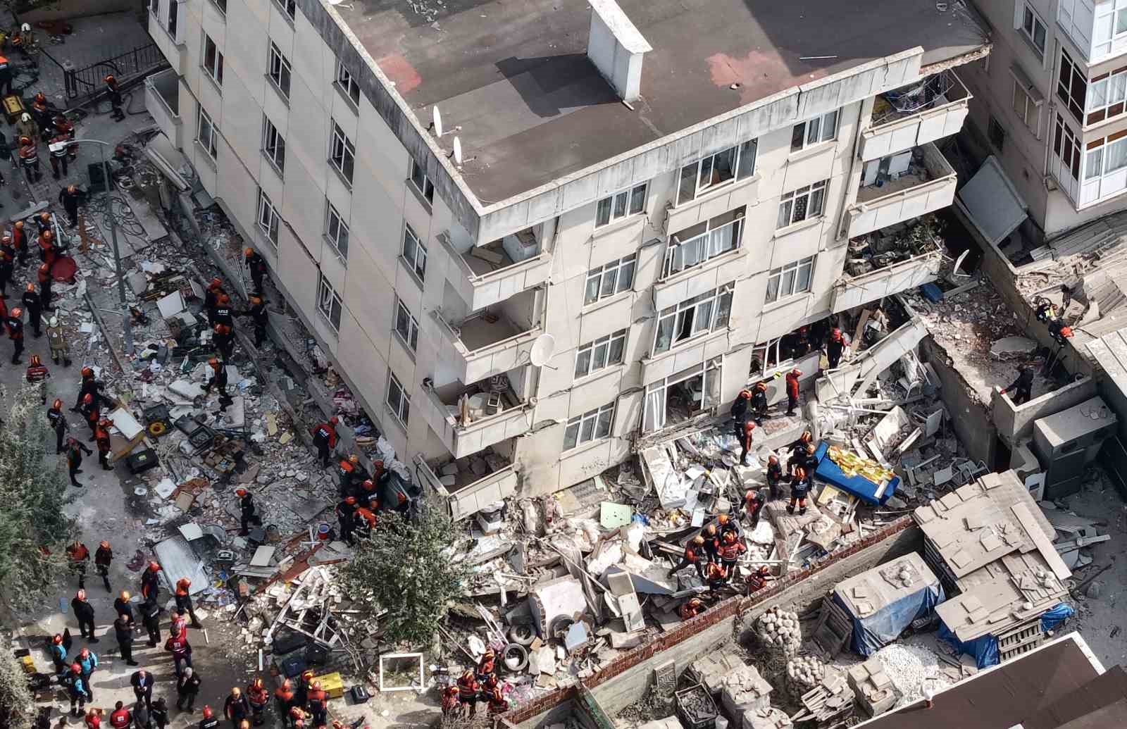 MALTEPE’DE 7 KATLI BİR BİNANIN ZEMİN ÜSTÜ 3 KATI ÇÖKTÜ