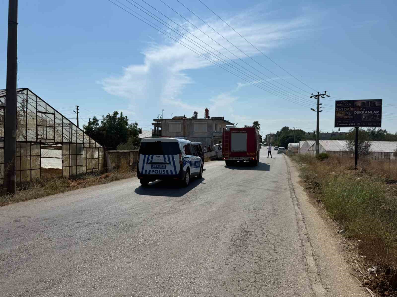 ANTALYA’NIN SERİK İLÇESİNDE VİP MİNİBÜS İLE KAMYONETİN ÇARPIŞMASI SONUCU MEYDANA GELEN TRAFİK KAZASINDA KAMYONET SÜRÜCÜSÜ YARALANDI. ARAÇTA BULUNAN 5 KİŞİLİK TURİST AİLE İSE KAZADAN YARA ALMADAN KURTULDU.