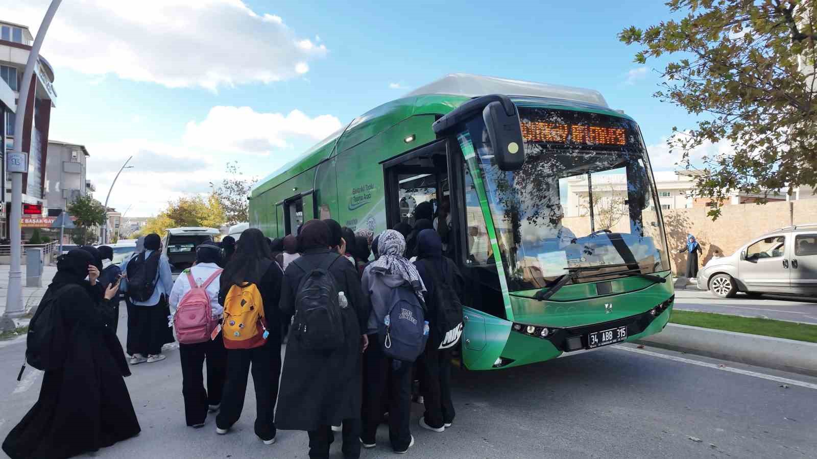 ARNAVUTKÖY BELEDİYESİ, EĞİTİM-ÖĞRETİM DÖNEMİNDE ÖĞRENCİLERİN HAYATINI KOLAYLAŞTIRMAK AMACIYLA BAŞLATTIĞI ÜCRETSİZ ŞEHİR İÇİ ULAŞIM HİZMETİNİ ARALIKSIZ SÜRDÜRÜYOR.