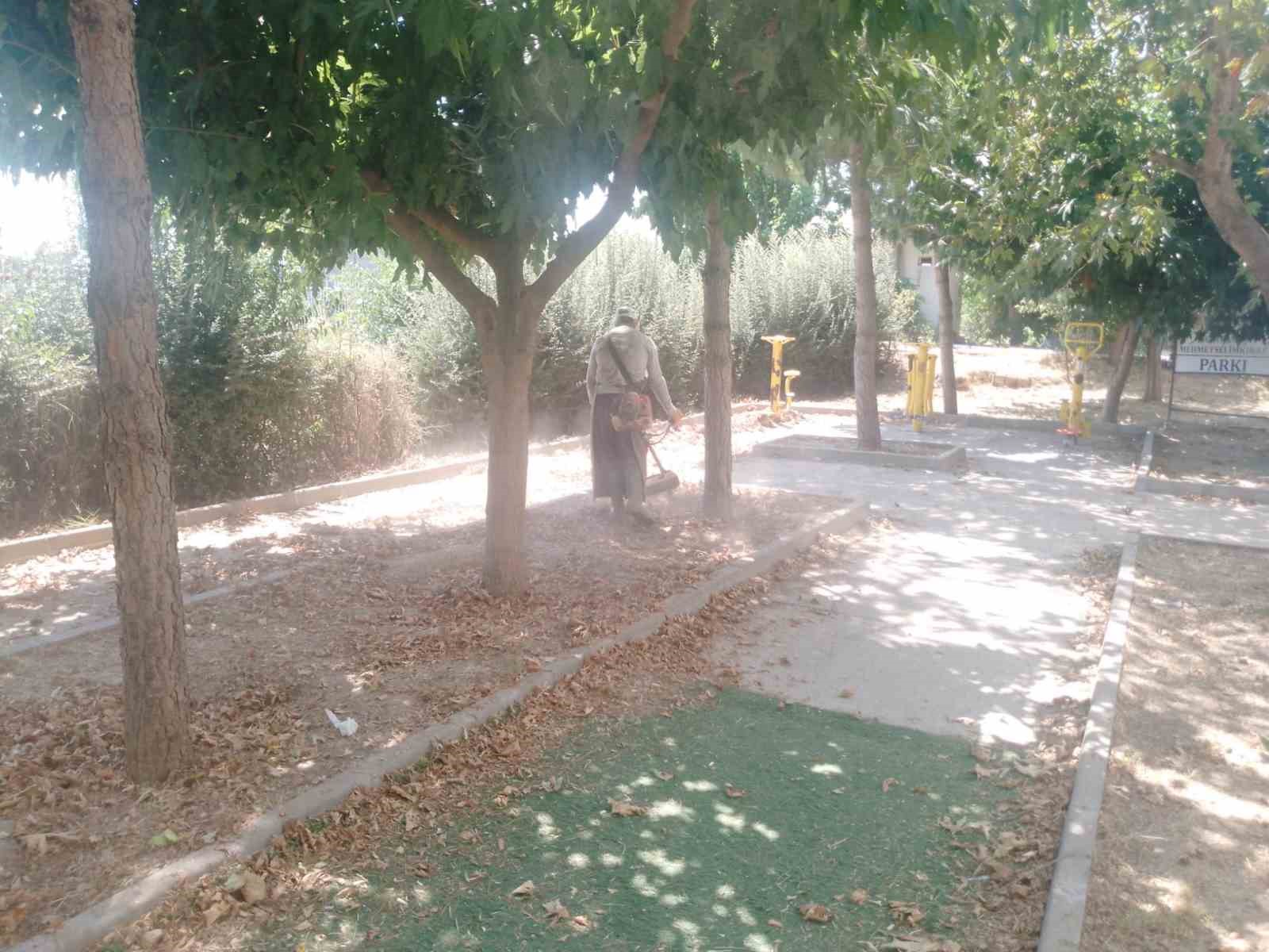 KÖŞK BELEDİYESİ TEMİZLİK İŞLERİ EKİPLERİ, İLÇE GENELİNDEKİ PARK, BAHÇE VE YEŞİL ALANLARDA OT BİÇME, TEMİZLİK VE ÇEVRE DÜZENLEME ÇALIŞMALARINI SÜRDÜRÜYOR.