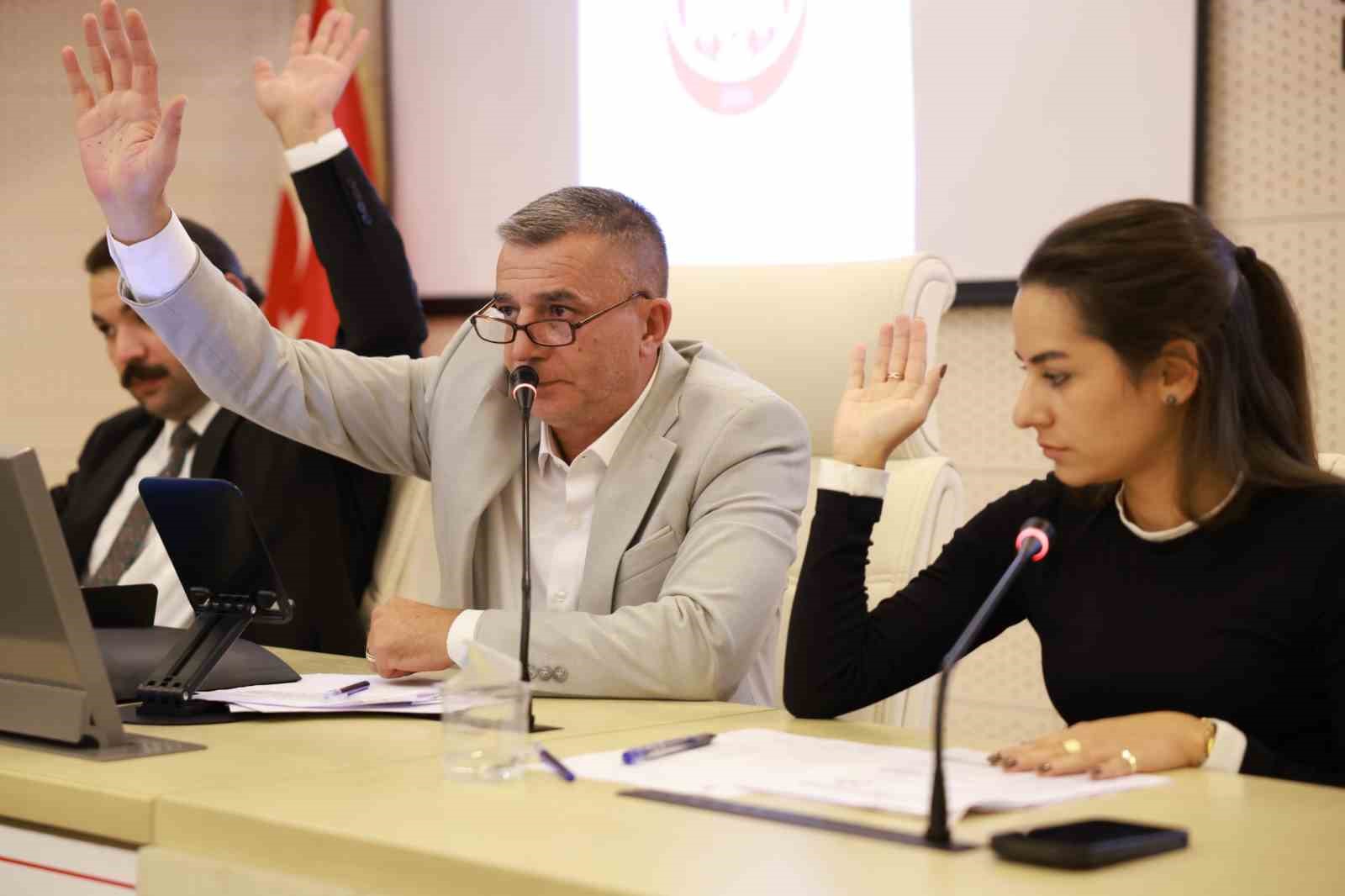 ŞEHZADELER BELEDİYE BAŞKANI HAKAN ŞİMŞEK, BELEDİYE MECLİSİ EKİM AYI OLAĞAN TOPLANTISINDA İLÇEDE YÜRÜTÜLEN ÇALIŞMALAR HAKKINDA BİLGİ VERDİ. ŞİMŞEK, 2026 YILI İÇİN BELİRLENEN 350 KİLOMETRELİK OVA YOLU HEDEFİNİN 295 KİLOMETRESİNİN TAMAMLANDIĞINI AÇIKLADI.