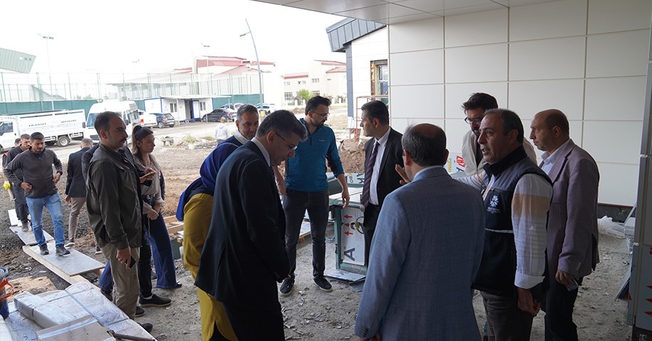 ERZURUM TEKNİK ÜNİVERSİTESİ (ETÜ) REKTÖRÜ PROF. DR. BÜLENT ÇAKMAK, ÜNİVERSİTE ÜST YÖNETİMİYLE BİRLİKTE 2026-2027 AKADEMİK YILI’NIN BAŞLAMASIYLA SPOR BİLİMLERİ FAKÜLTESİNİ ZİYARET EDEREK YÜRÜTÜLEN ÇALIŞMALARI YERİNDE İNCELEDİ.