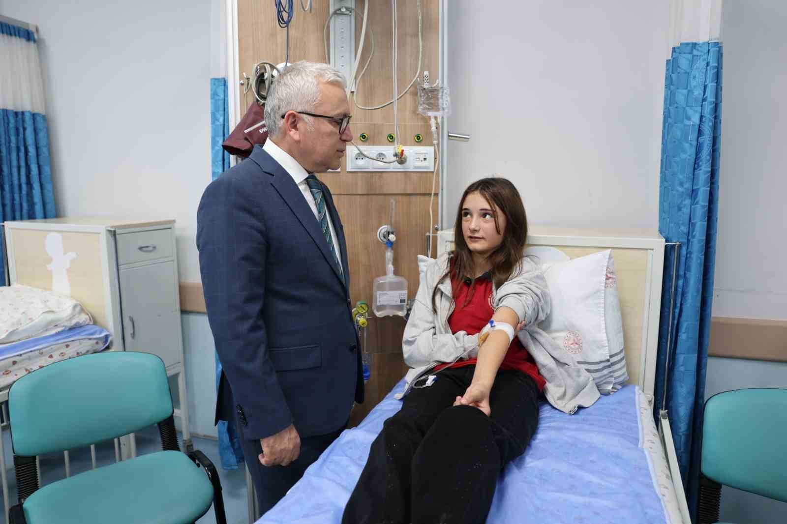 SİVAS VALİSİ YILMAZ ŞİMŞEK, TURHAL ŞEKER FABRİKASI’NDA MEYDANA GELEN KARBONMONOKSİT ZEHİRLENMESİ SONRASI SİVAS’TA TEDAVİ ALTINA ALINAN İŞÇİLERİ HASTANEDE ZİYARET ETTİ.