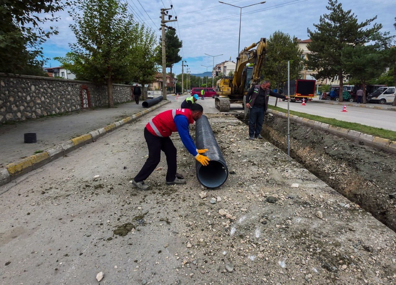 TOKAT’IN TURHAL İLÇESİNDE, SAĞANAK YAĞIŞLARDA SU BİRİKMESİ NEDENİYLE ULAŞIMIN AKSADIĞI ALPARSLAN TÜRKEŞ BULVARI ALT GEÇİDİNDE, 520 METRELİK YAĞMUR SUYU HATTI YAPIMINA BAŞLANDI.