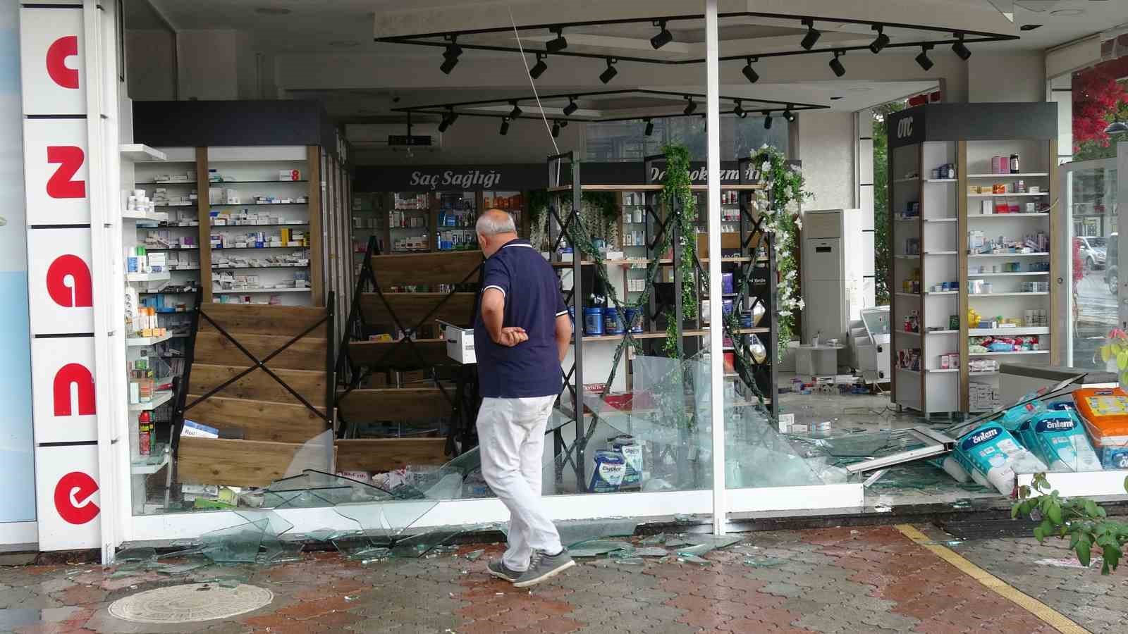 MALATYA'DA ANİDEN BASTIRAN SAĞANAK, ŞİDDETLİ RÜZGARLA BİRLİKTE ETKİLİ OLDU. FIRTINA NEDENİYLE KENT MERKEZİNDE BİRÇOK NOKTADA AĞAÇLAR DEVRİLİRKEN, BAZI İŞ YERLERİNİN CAMLARI KIRILDI.