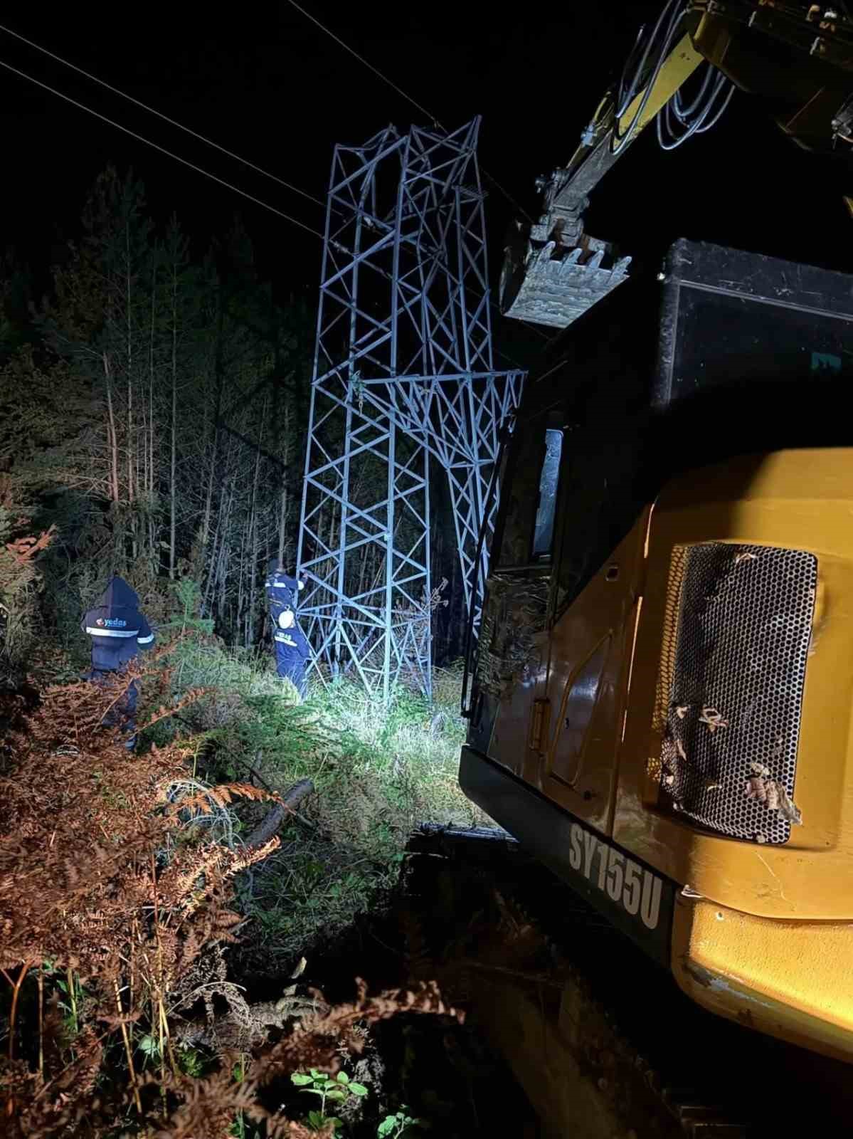 SİNOP VALİLİĞİ, KENT GENELİNDE ETKİLİ OLAN KUVVETLİ RÜZGÂR VE FIRTINA NEDENİYLE ELEKTRİK NAKİL HATLARINDA MEYDANA GELEN ARIZALARIN GİDERİLDİĞİNİ VE ENERJİ VERİLEMEYEN YERLEŞİM YERİNİN KALMADIĞINI DUYURDU.