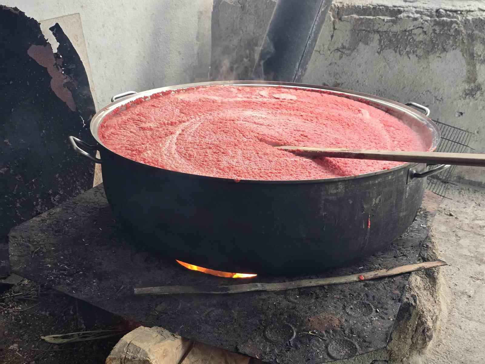 YOZGAT'IN SORGUN İLÇESİNDE YAŞAYAN ÜÇ ARKADAŞ DOĞAL, HİJYENİK VE EKONOMİK OLMASININ YANI SIRA EŞLERİNE DE YARDIMCI OLMAK İÇİN GELENEKSEL USULDE SALÇA KAYNATTI.