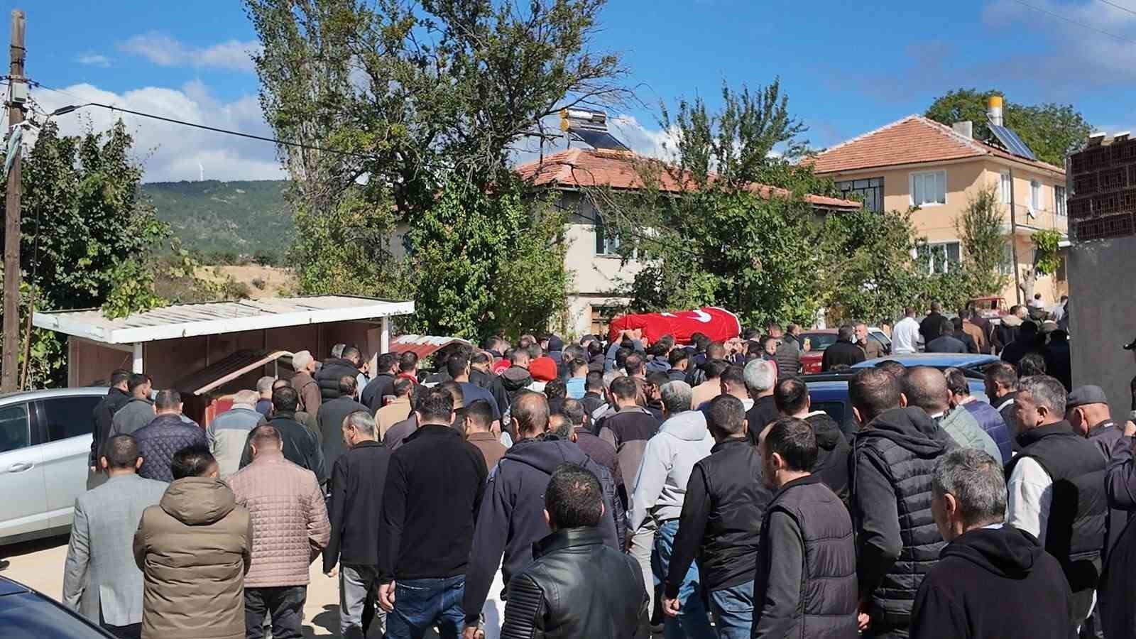 MANİSA'NIN SOMA İLÇESİNDEKİ ÖZEL BİR MADEN OCAĞINDA MEYDANA GELEN GÖÇÜKTEHAYATINI KAYBEDEN 5 İŞÇİDEN BİRİ OLAN GEDİZLİ MADENCİ, MEMLEKETİ KÜTAHYA'NIN GEDİZ İLÇESİNE BAĞLI GÖKLER BELDESİNDE GÖZYAŞLARIYLA TOPRAĞA VERİLDİ.