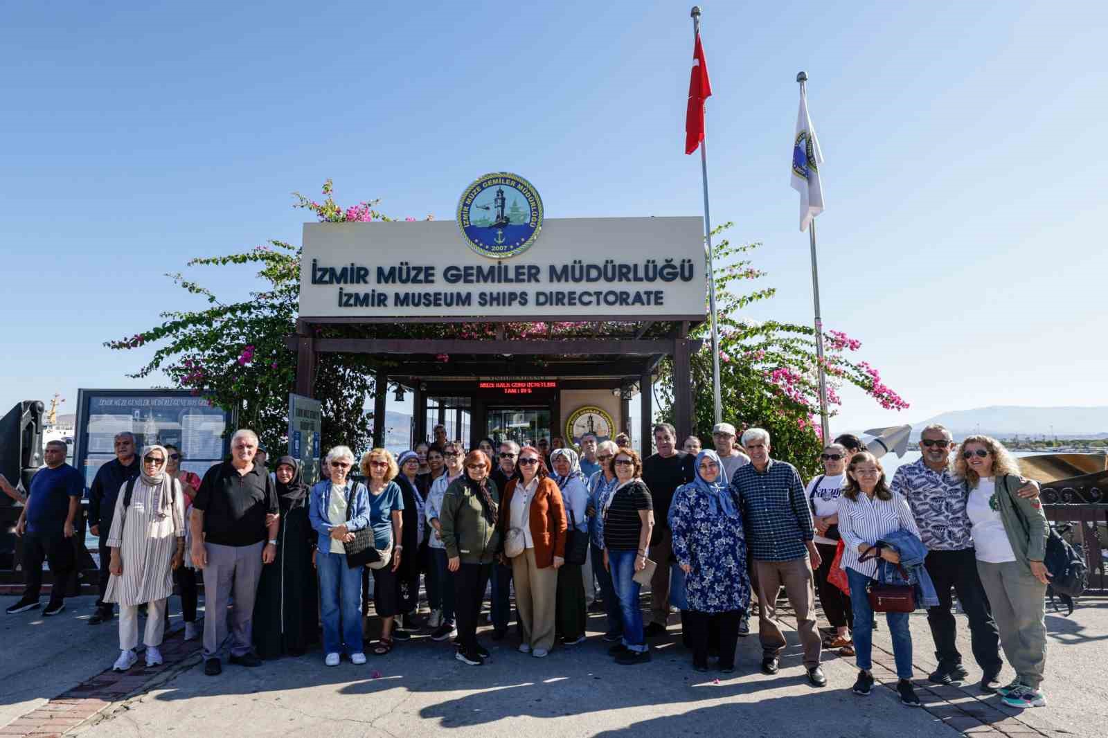 BALÇOVA İNCİRALTI’NDA DÜZENLENEN İZMİR DENİZ MÜZESİ VE HORTİKÜRTÜREL BAHÇE GEZİLERİNE KATILAN İZMİRLİ EMEKLİLER KEYİFLİ BİR GÜN GEÇİRDİ.