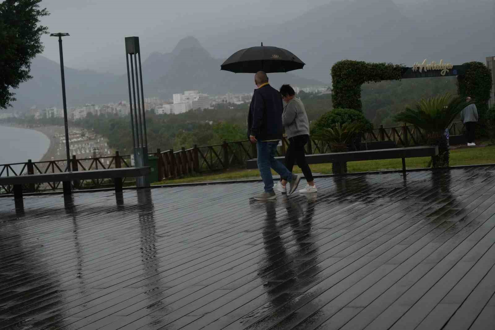 ANTALYA'DA SABAH SAATLERİNDEN İTİBAREN ETKİLİ OLAN SAĞANAK, GÜNLÜK YAŞAMI OLUMSUZ ETKİLEDİ. CADDE VE SOKAKLARDA SU BİRİKİNTİLERİ OLUŞURKEN, KENT SAKİNLERİ VE TURİSTLER ŞEMSİYE VE YAĞMURLUKLARLA YAĞIŞTAN KORUNMAYA ÇALIŞTI.