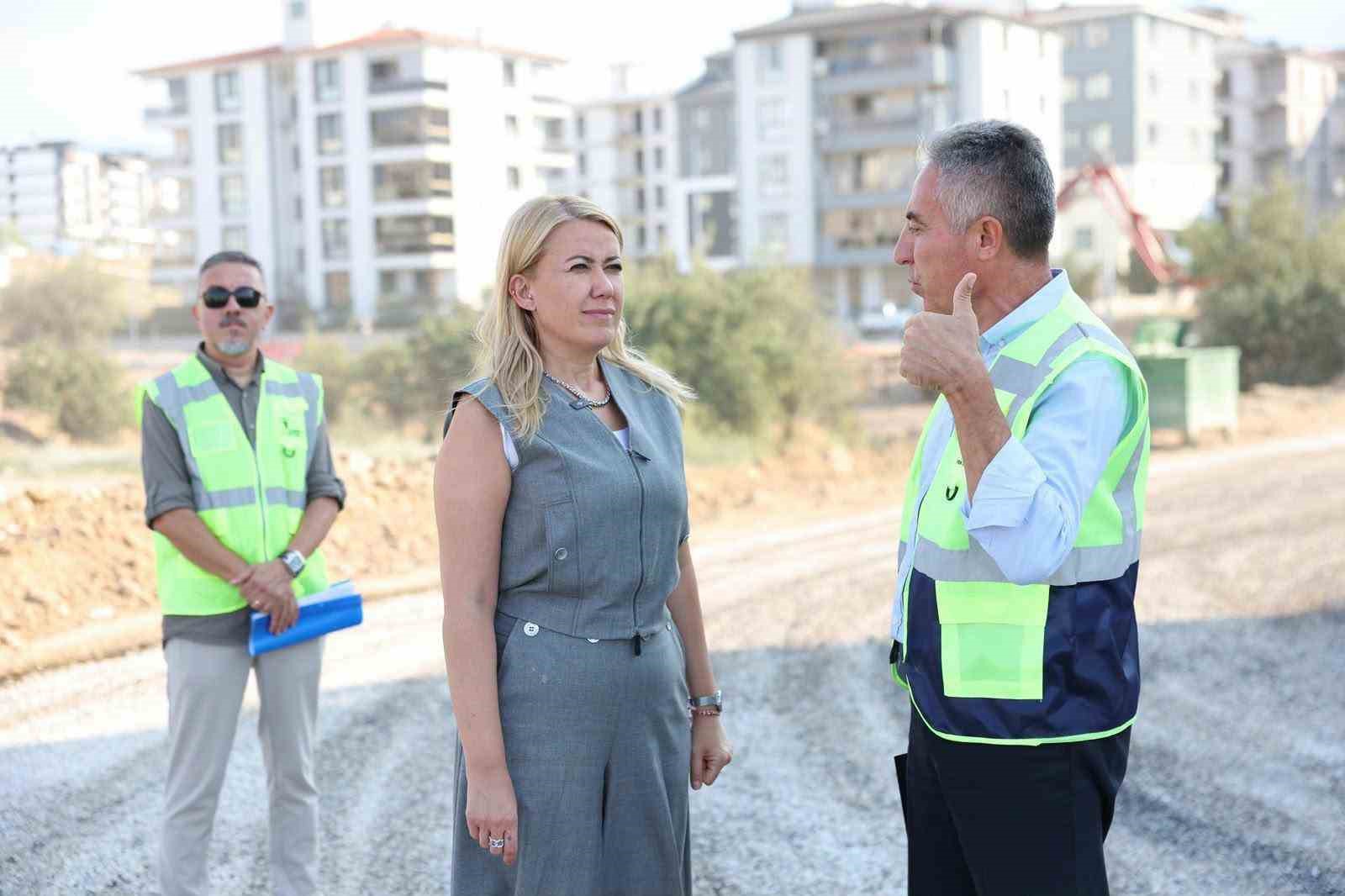 MERKEZEFENDİ BELEDİYESİ, İLÇE GENELİNDE ULAŞIM GÜVENLİĞİNİ VE KONFORUNU ARTIRMAK AMACIYLA YOL ÇALIŞMALARINI SÜRDÜRÜYOR. MERKEZEFENDİ BELEDİYE BAŞKANI ŞENİZ DOĞAN, KARAHASANLI MAHALLESİ’NDE YÜRÜTÜLEN ÇALIŞMALARI YERİNDE İNCELEYEREK EKİPLERDEN BİLGİ ALDI, MAHALLE ESNAFINI ZİYARET ETTİ.