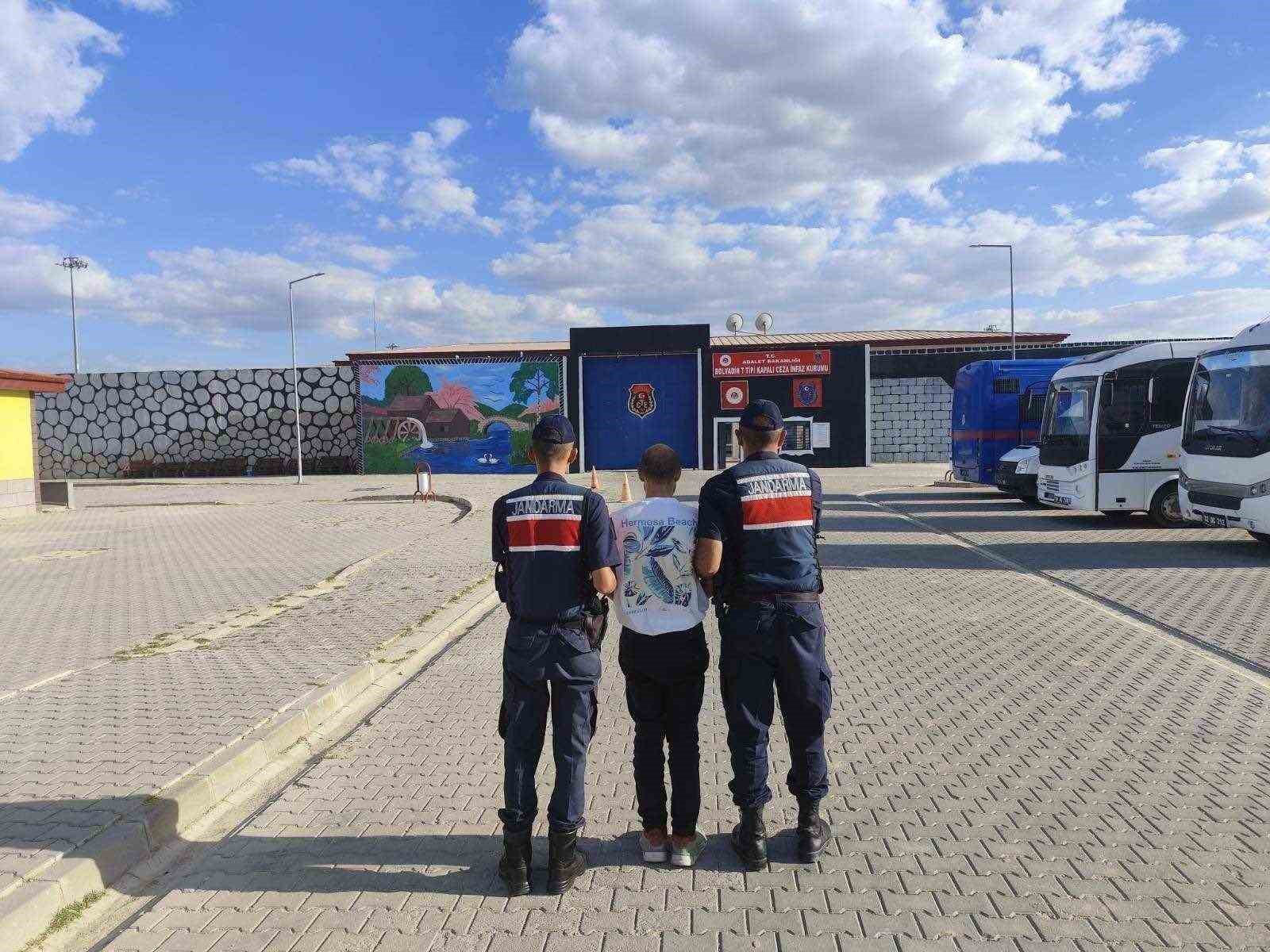 AFYONKARAHİSAR'DA ARANAN ŞAHISLAR YAKALANMASINI YÖNELİK JANDARMA TARAFINDAN GERÇEKLEŞTİRİLEN ÇALIŞMADA ÇEŞİTLİ SUÇLARDAN ARANAN 40 KİŞİ YAKALANDI.