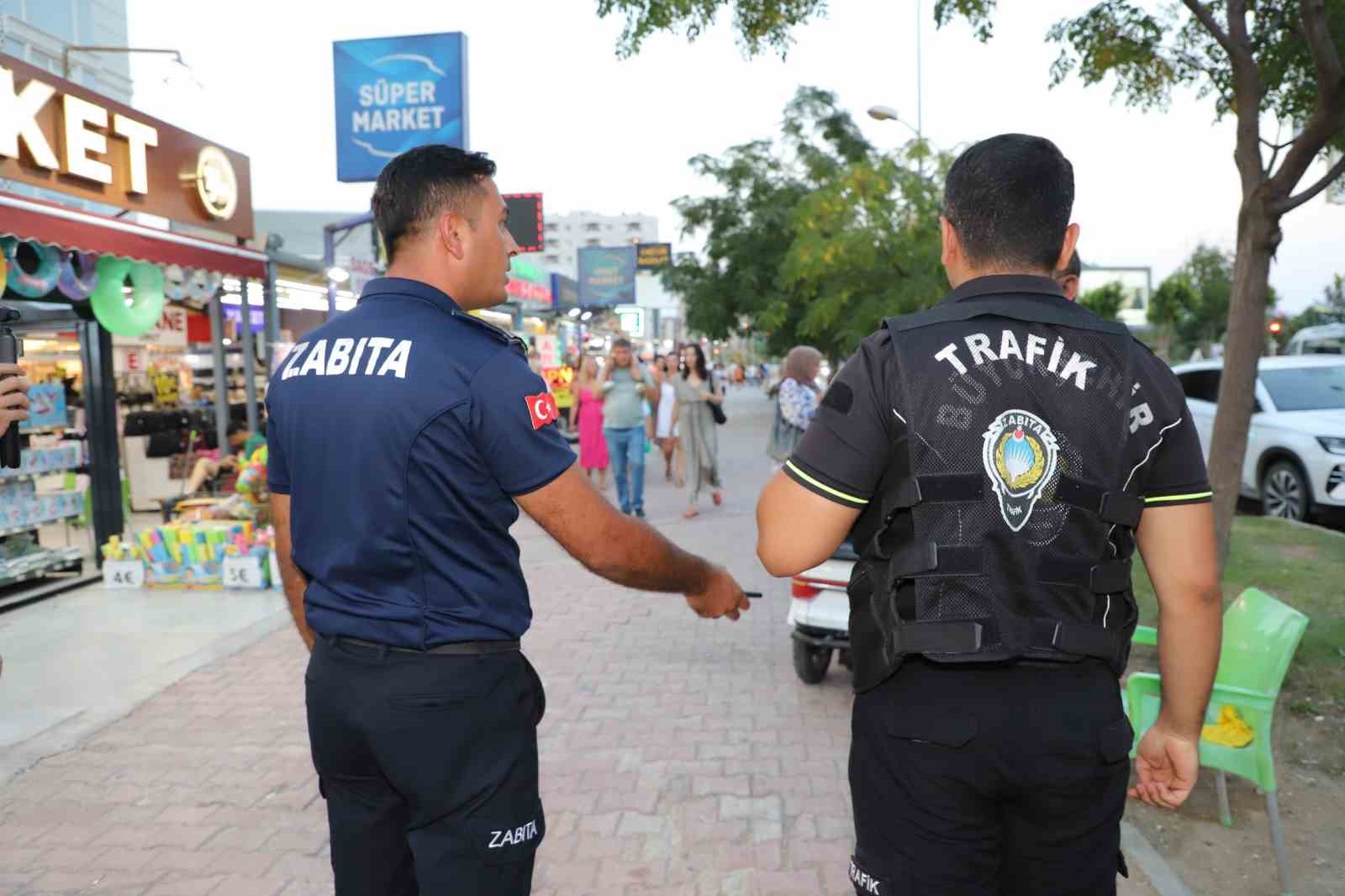 AKSU BELEDİYESİ ZABITA MÜDÜRLÜĞÜ EKİPLERİ, YAYA VE ARAÇ GÜVENLİĞİNİ SAĞLAMAK AMACIYLA YAŞAR SOBUTAY BULVARI’NDA YOL VE KALDIRIM İŞGALLERİNE YÖNELİK DENETİM GERÇEKLEŞTİRDİ.