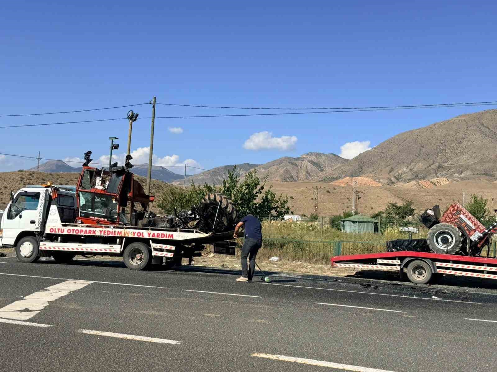OLTU-ARDAHAN KARA YOLUNDA MİNİBÜS İLE TRAKTÖRÜN ÇARPIŞMASI SONUCU MEYDANA GELEN TRAFİK KAZASINDA, 2’Sİ AĞIR 3 KİŞİ YARALANDI.