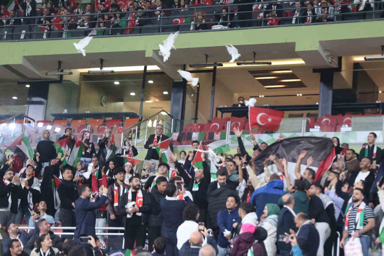 KONYASPOR İLE FİLİSTİN MİLLİ TAKIMI, KONYA'DA OYNANAN DOSTLUK KARŞILAŞMASINDA 2-2 BERABERE KALDI.