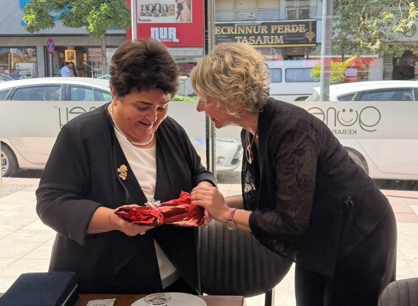 MANİSA İL NÜFUS VE VATANDAŞLIK MÜDÜRÜ AYŞE SERAP GÜNEY, 45 YILLIK MESLEK HAYATINI EMEKLİLİKLE NOKTALARKEN MESAİ ARKADAŞLARININ DÜZENLEDİĞİ SÜRPRİZ DOĞUM GÜNÜ VE UĞURLAMA PROGRAMINDA DUYGU DOLU ANLAR YAŞADI.