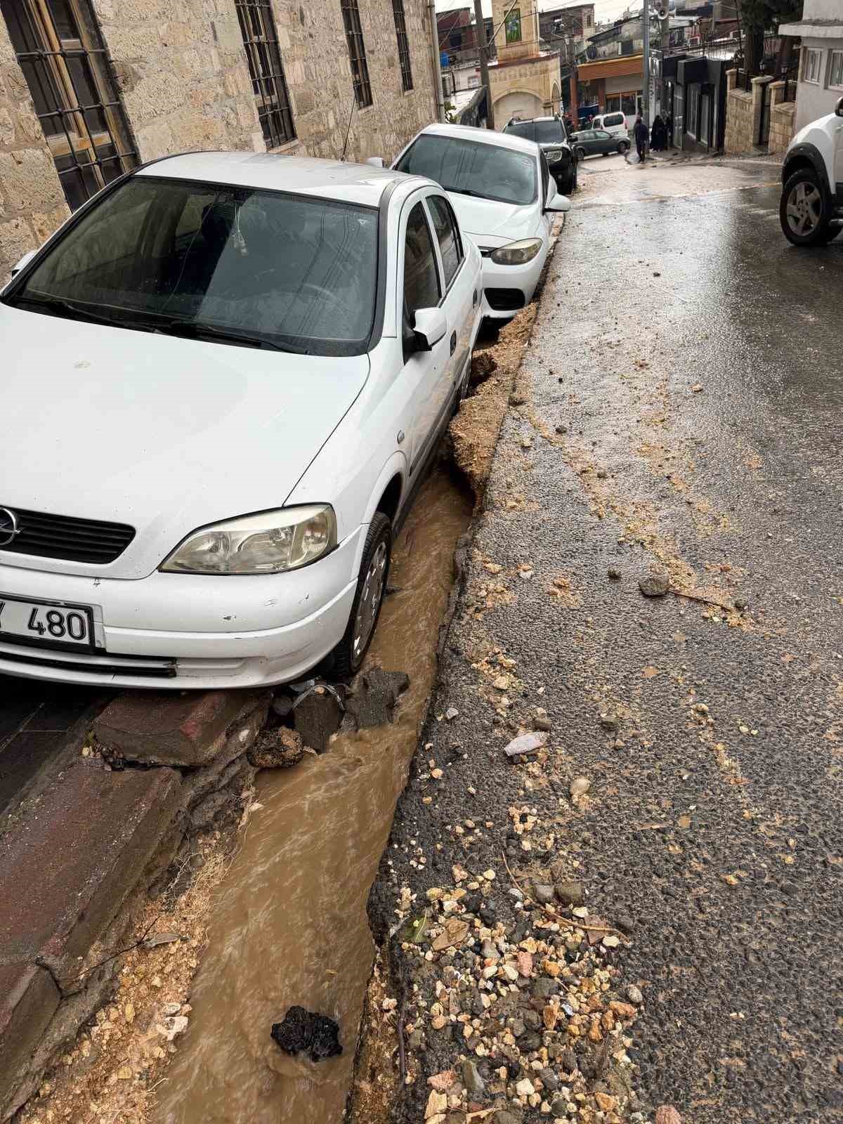DİYARBAKIR’IN ERGANİ İLÇESİNDE ETKİLİ OLAN SAĞANAK YAĞIŞ HAYATI DURMA NOKTASINA GETİRDİ. CADDELERDE SU BİRİKİNTİLERİ OLURKEN, ARAÇLAR ÇUKURLARA DÜŞTÜ.