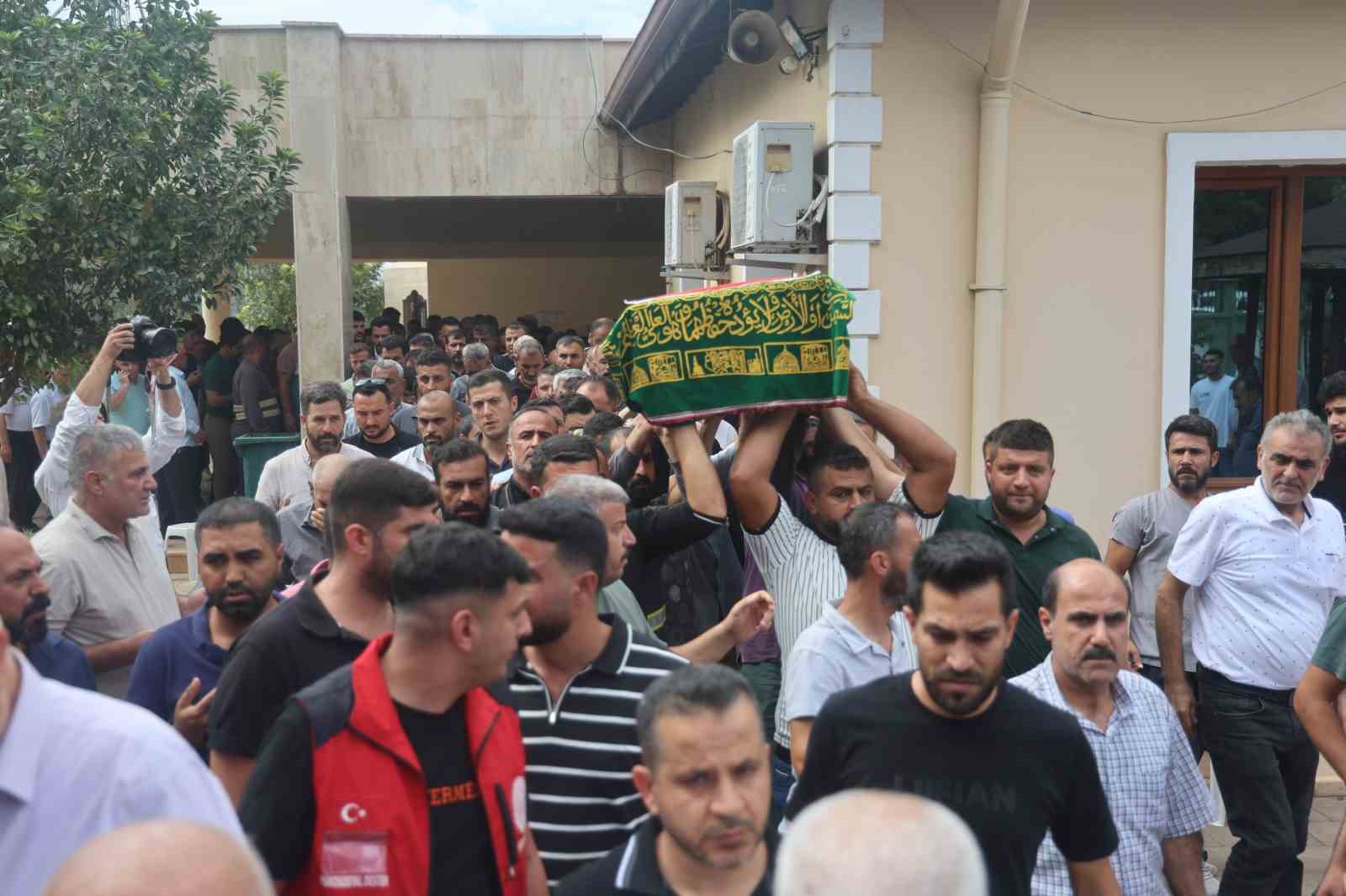 HATAY'A GETİRİLEN MEHMET ASAF'IN CENAZESİ, MEMLEKETİ REYHANLI İLÇESİNDE KILINAN CENAZE NAMAZININ ARDINDAN TOPRAĞA VERİLDİ.