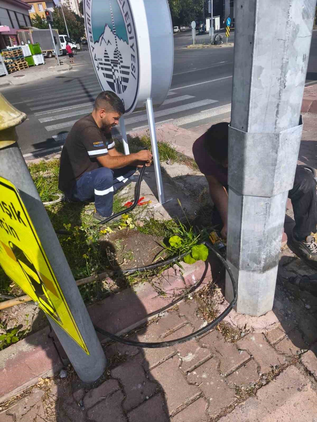 KAYSERİ BÜYÜKŞEHİR BELEDİYESİ, SON 8 AYDA KENT GENELİNDEKİ PARK, BAHÇE, MESİRE ALANI VE MİLLET BAHÇELERİNDE VANDALLAR TARAFINDAN GERÇEKLEŞTİRİLEN 1.134 TAHRİBATI GİDERDİ. ÇALIŞMALAR, BELEDİYENİN ÖZ KAYNAKLARI VE KENDİ EKİPLERİYLE YÜRÜTÜLÜRKEN, TOPLAM 1 MİLYON 250 BİN TL HARCANDI.
