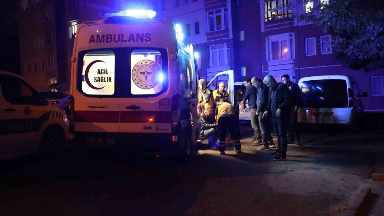 NEVŞEHİR’DE AİLE İÇERİSİNDE ÇIKAN KAVGADA KIRILAN CAMLAR NEDENİYLE YARALANAN 2 KİŞİ HASTANEYE KALDIRILIRKEN, YARALILARDAN MURAT B.’NİN AMBULANSA BİNDİRİLDİĞİ SIRADA SAĞLIK GÖREVLİSİNE, "ABLA BEN ÖLÜYOM MU, ALLAH’INI SEVERSEN ÖLÜYON DE" ŞEKLİNDEKİ SÖZLERİ DİKKAT ÇEKTİ.