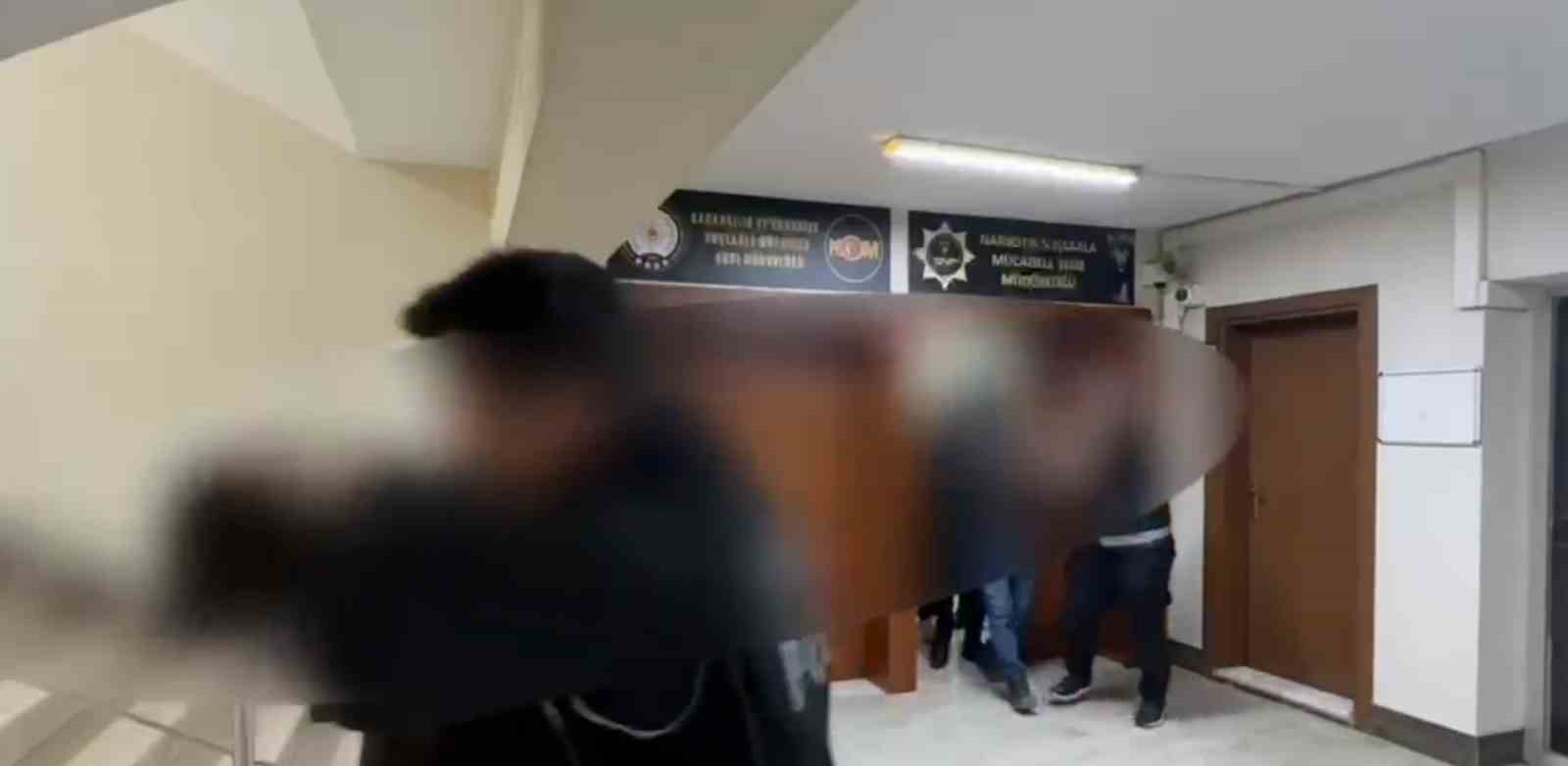 SAKARYA'DA POLİS EKİPLERİNCE 3 İLÇEDE 272 PERSONELİN KATILIMIYLA DÜZENLENEN 'SOKAKLAR GÜVENDE' OPERASYONLARINDA 19 ŞÜPHELİ YAKALANDI. YAPILAN ARAMALARDA ÇOK SAYIDA UYUŞTURUCU MADDE, SİLAH VE MÜHİMMAT ELE GEÇİRİLDİ.