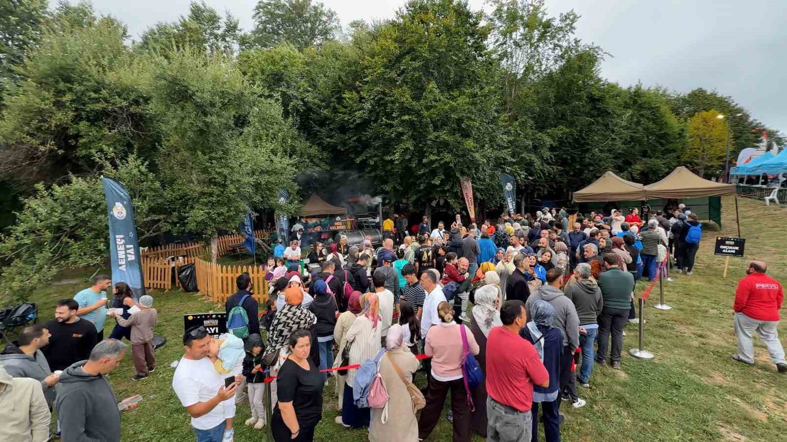 KARTEPE'DE İKİ GÜN SÜREN VE 17 BİN KİŞİNİN KATILDIĞI GÖKYÜZÜ GÖZLEM ŞENLİĞİNDE, VATANDAŞLAR TELESKOPLARLA GEZEGENLERİ VE PERSEİD METEOR YAĞMURUNU İZLEME İMKANI BULDU.