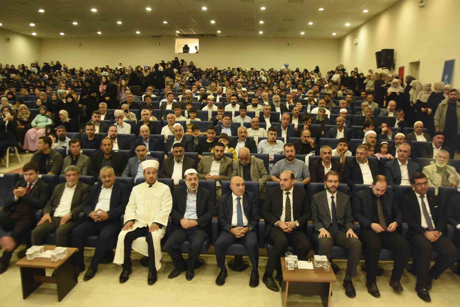 BİTLİS’TE FATİH YATILI HAFIZLIK KUR’AN KURSU İLE HACI HİKMET ERSAN HAFIZLIK YATILI KUR’AN KURSUNDA EĞİTİMLERİNİ TAMAMLAYAN 86 HAFİZE, DÜZENLENEN İCAZET PROGRAMIYLA MEZUNİYETLERİNİ TAÇLANDIRDI.