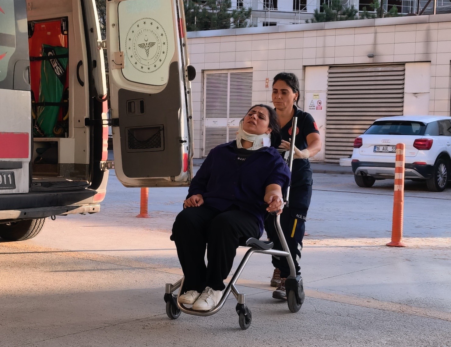 BURSA’NIN İNEGÖL İLÇESİNDE KONTROLDEN ÇIKAN OTOMOBİLİN DERE YATAĞINA YUVARLANDIĞI KAZADA 5 KİŞİ YARALANDI.