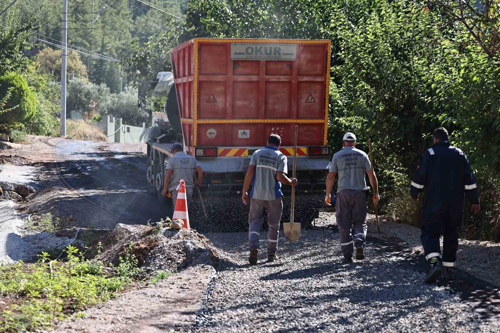 MARMARİS BELEDİYESİ FEN İŞLERİ MÜDÜRLÜĞÜ EKİPLERİ, İLÇE GENELİNDE YOL YAPIM, BAKIM VE İYİLEŞTİRME ÇALIŞMALARINA DEVAM EDİYOR. TURUNÇ DEREÖZÜ MEVKİNDE 510 METRE UZUNLUĞUNDA SATHİ KAPLAMA YAPILIRKEN, ÇETİBELİ MAHALLESİ’NDE 1750 METREKARELİK BETON YOL ÇALIŞMASI TAMAMLANDI.