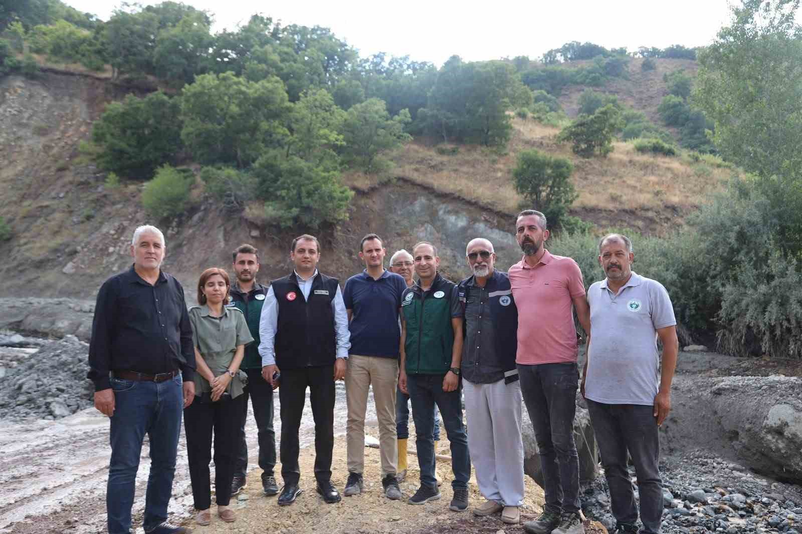 TUNCELİ’DE ETKİLİ OLAN SAĞANAK YAĞIŞTAN DOLAYI, KÖY YOLLARI ZARAR GÖRDÜ. İL ÖZEL İDARESİ EKİPLERİ, YAŞANAN OLAYIN ARDINDAN HEMEN HAREKETE GEÇEREK ÇALIŞMALARA BAŞLADI