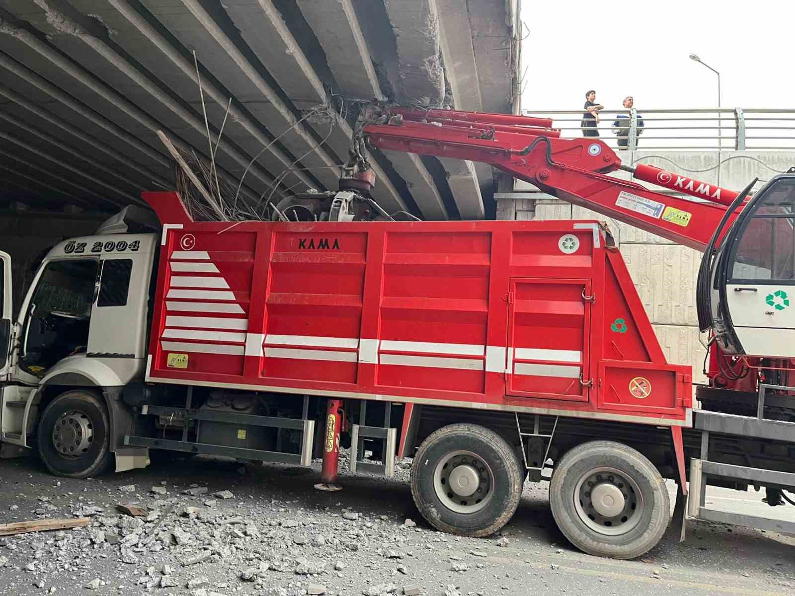VİNÇ KÖPRÜYE OTOMOBİL VİNÇE ÇARPTI: 4 YARALI