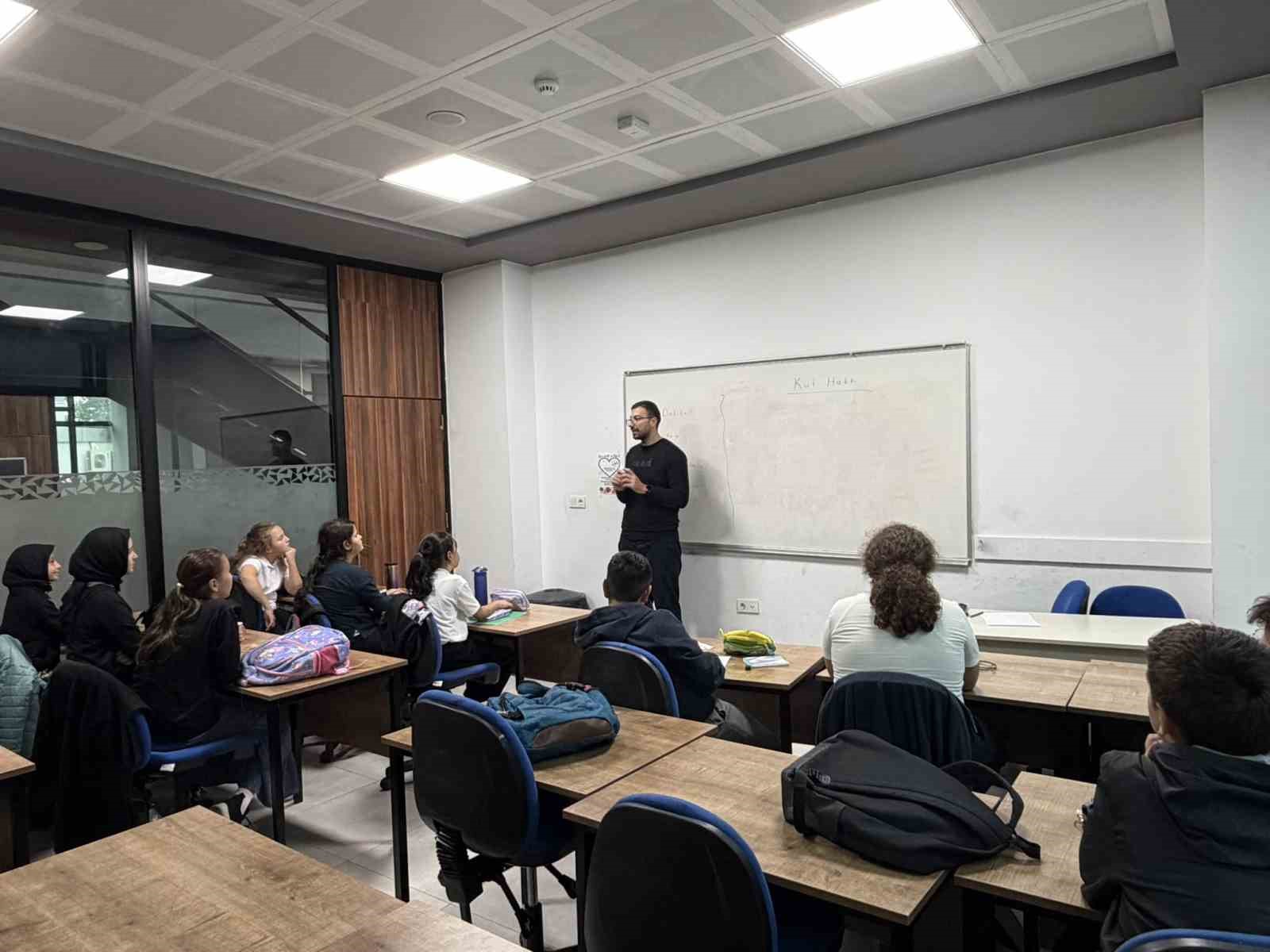 AKÇAKOCA GENÇLİK MERKEZİ’NDE İLKOKUL VE ORTAOKUL ÖĞRENCİLERİNE YÖNELİK KUR’AN-I KERİM VE DEĞERLER EĞİTİMİ ATÖLYESİ BAŞLADI. PROGRAM KAPSAMINDA ÇOCUKLARIN BİLGİ VE DEĞERLER EĞİTİMİ ALANINDAKİ GELİŞİMLERİNE KATKI SAĞLANMASI HEDEFLENİYOR.